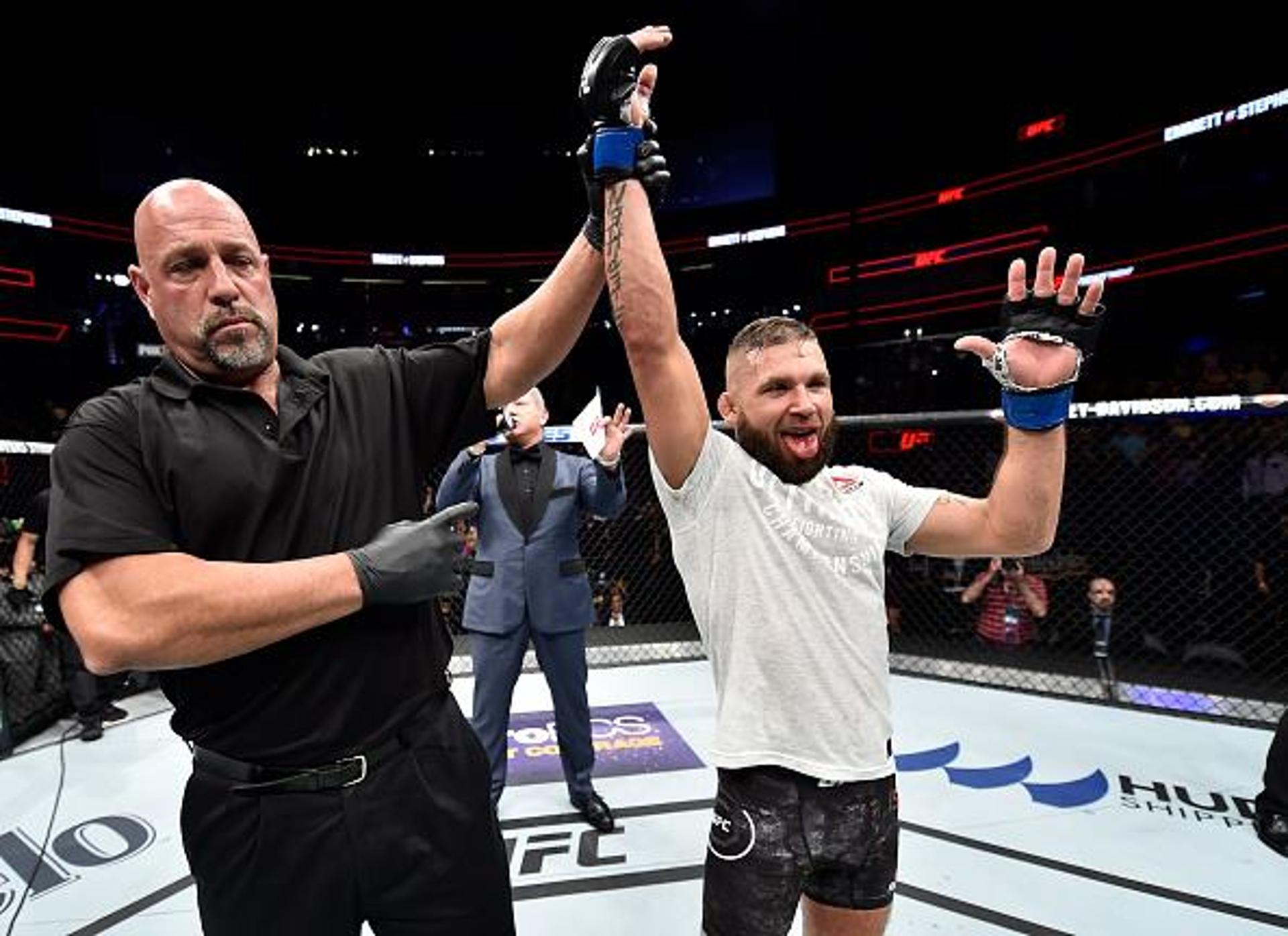 Jeremy Stephens nocauteou Josh Emmet no segundo round pelo UFC Orlando