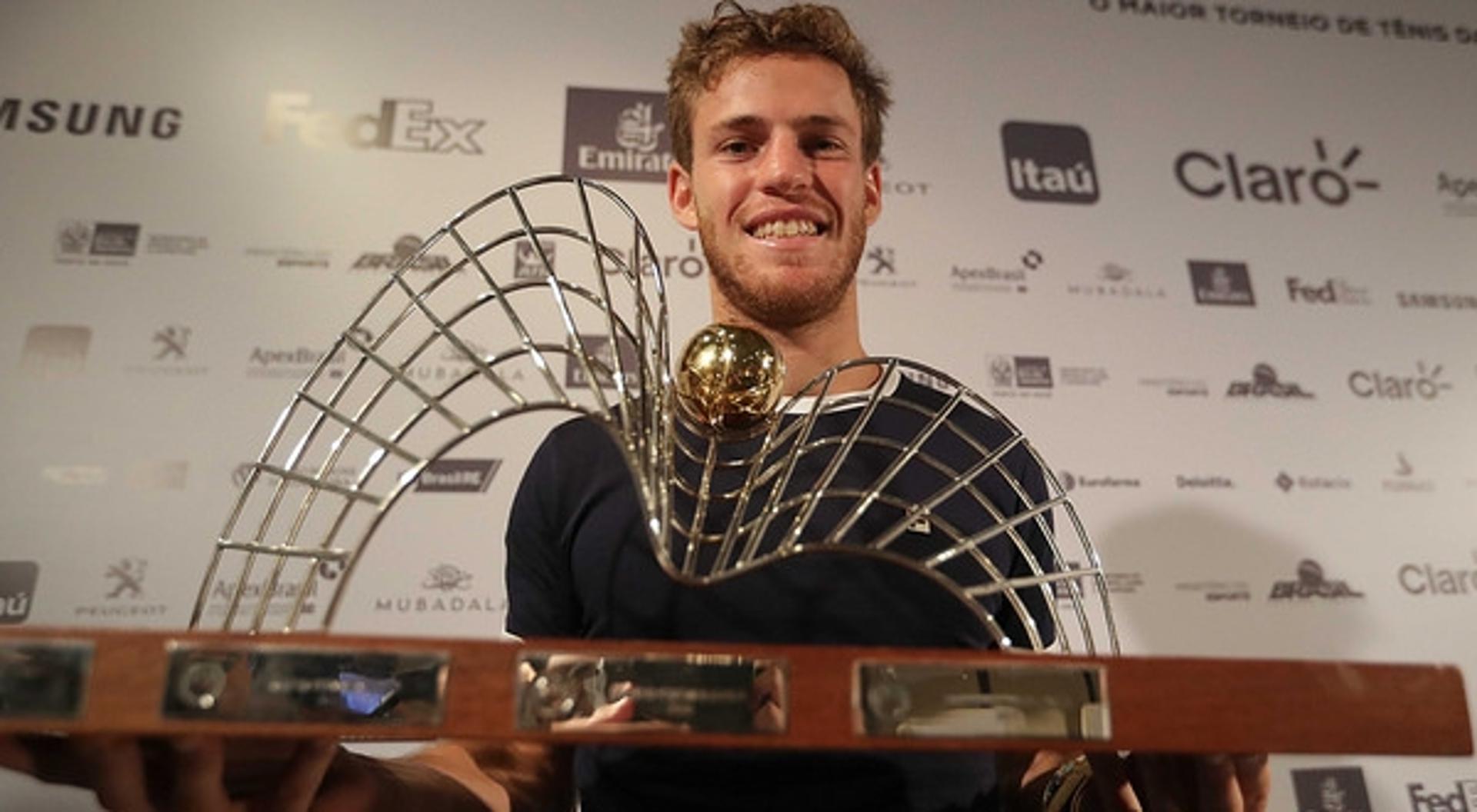 Diego Schwartzman segura o troféu durante coletiva no Rio Open