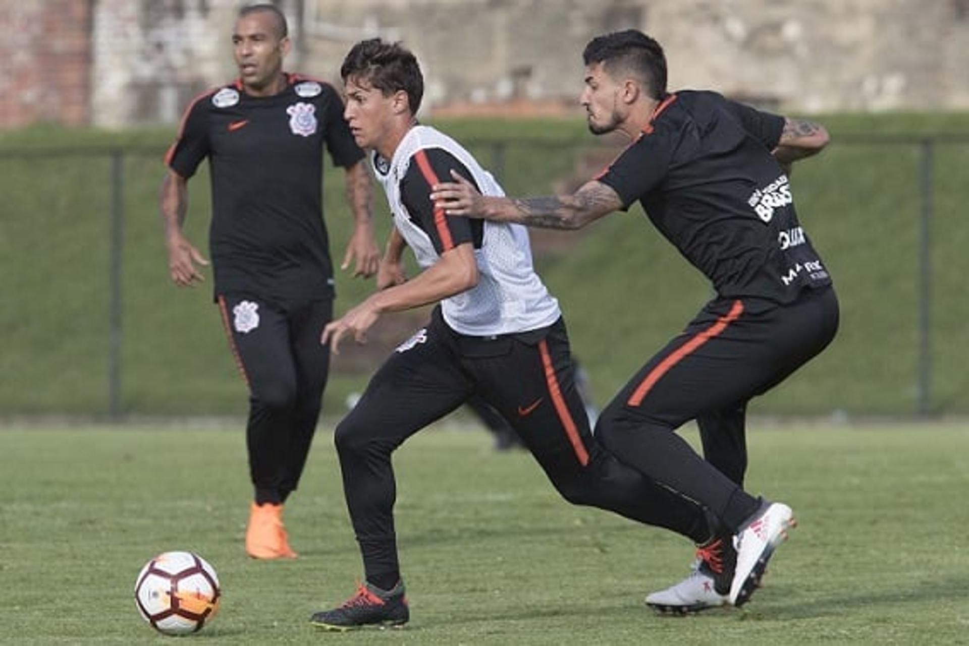 Mateus Vital em treino do Corinthians em Bogotá