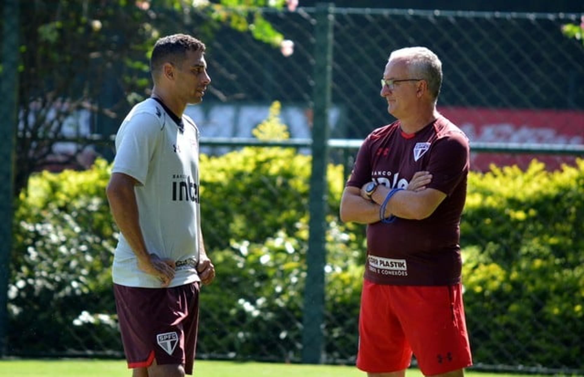 Contratação mais badalada do ano, Diego Souza segue como esperança de Dorival