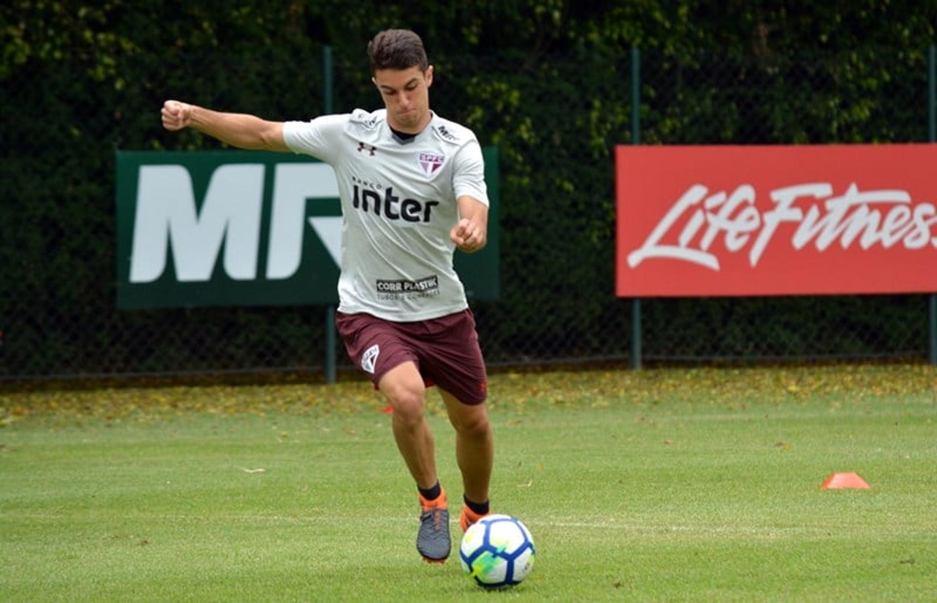 De contrato renovado, o garoto Shaylon treinou normalmente no CT da Barra Funda