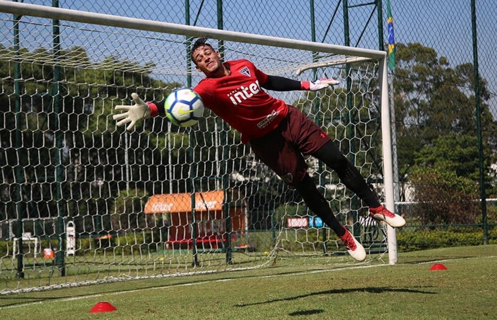 Jean terá sequência no time agora com a contusão muscular de Sidão