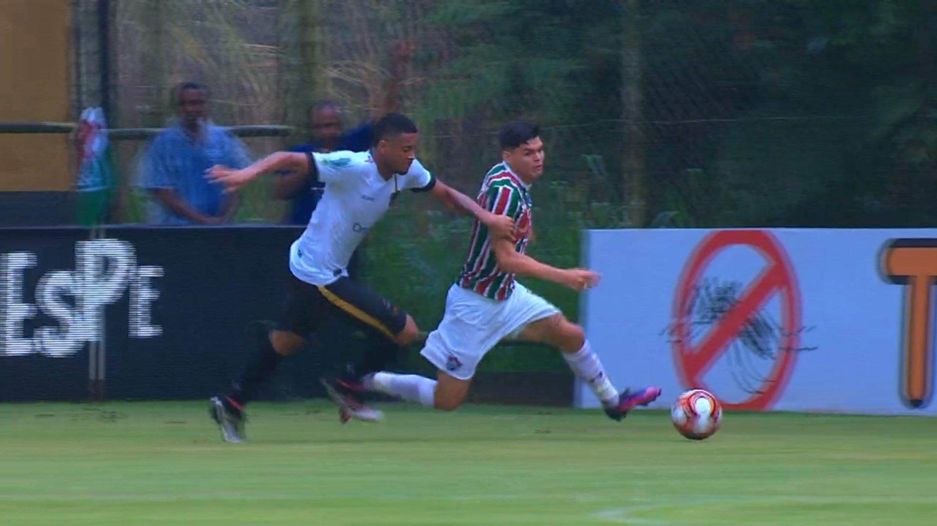 O Fluminense venceu o Volta Redonda por 2 a 1, neste domingo, no estádio de Los Larios, em Xerém, pela terceira rodada da Taça Rio, segundo turno do Carioca. Assim, a equipe do técnico Abel Braga segue 100% na competição e líder do Grupo C. O melhor avaliado em campo foi o lateral-esquerdo Ayrton Lucas, que sofreu os dois pênaltis que deram o triunfo. Confira as notas do LANCE! (por Luiza Sá)