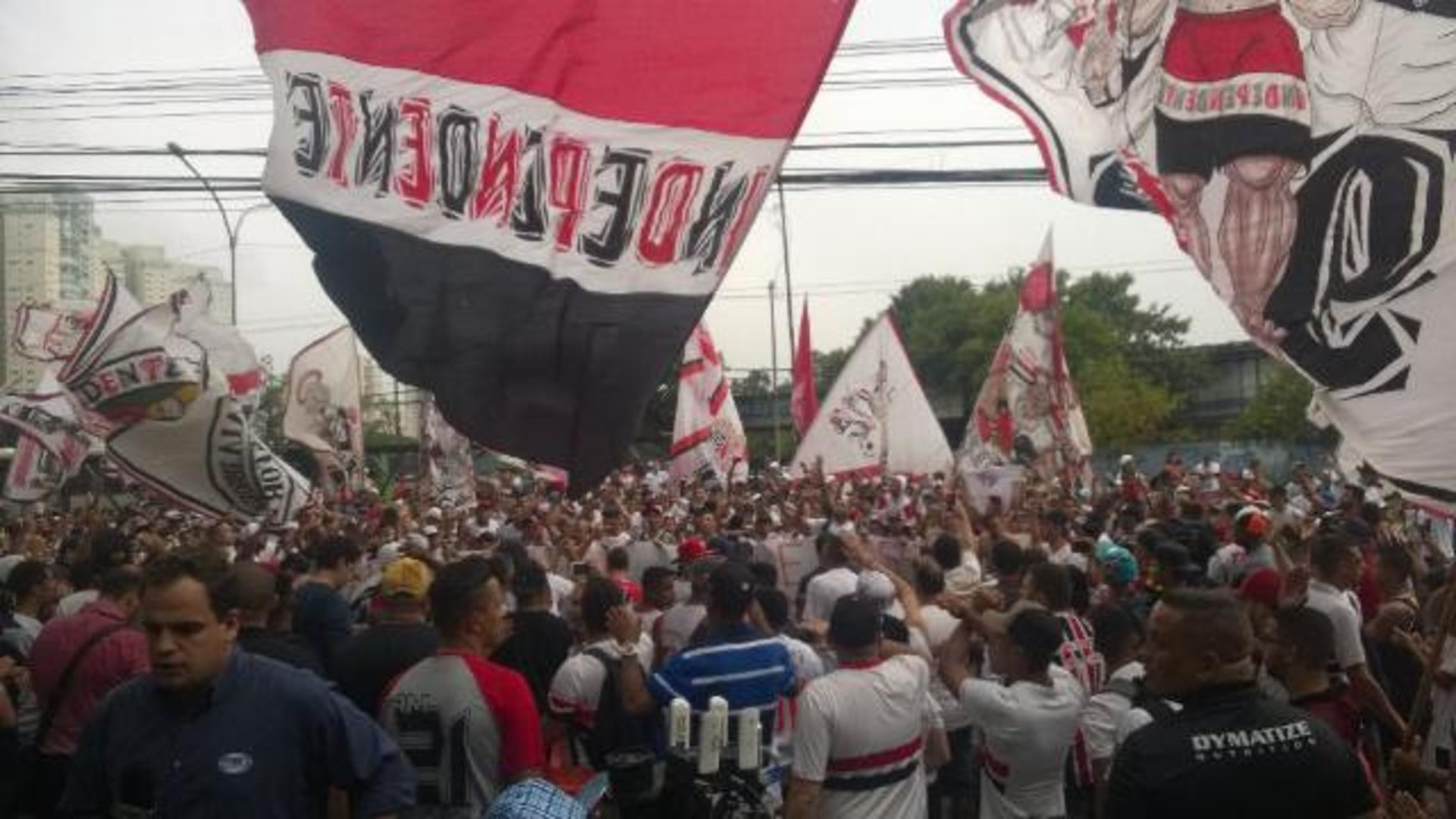 Torcida do São Paulo em treino no CT