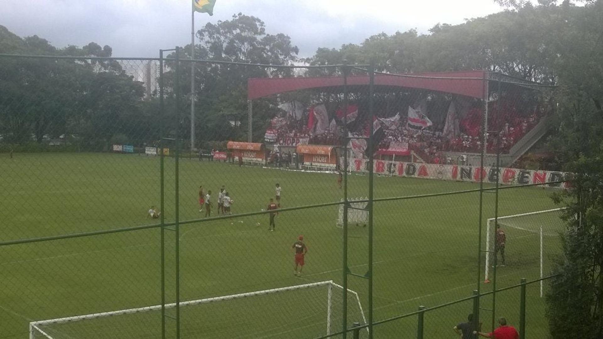 Torcida apoia São Paulo em treino antes do Choque-Rei