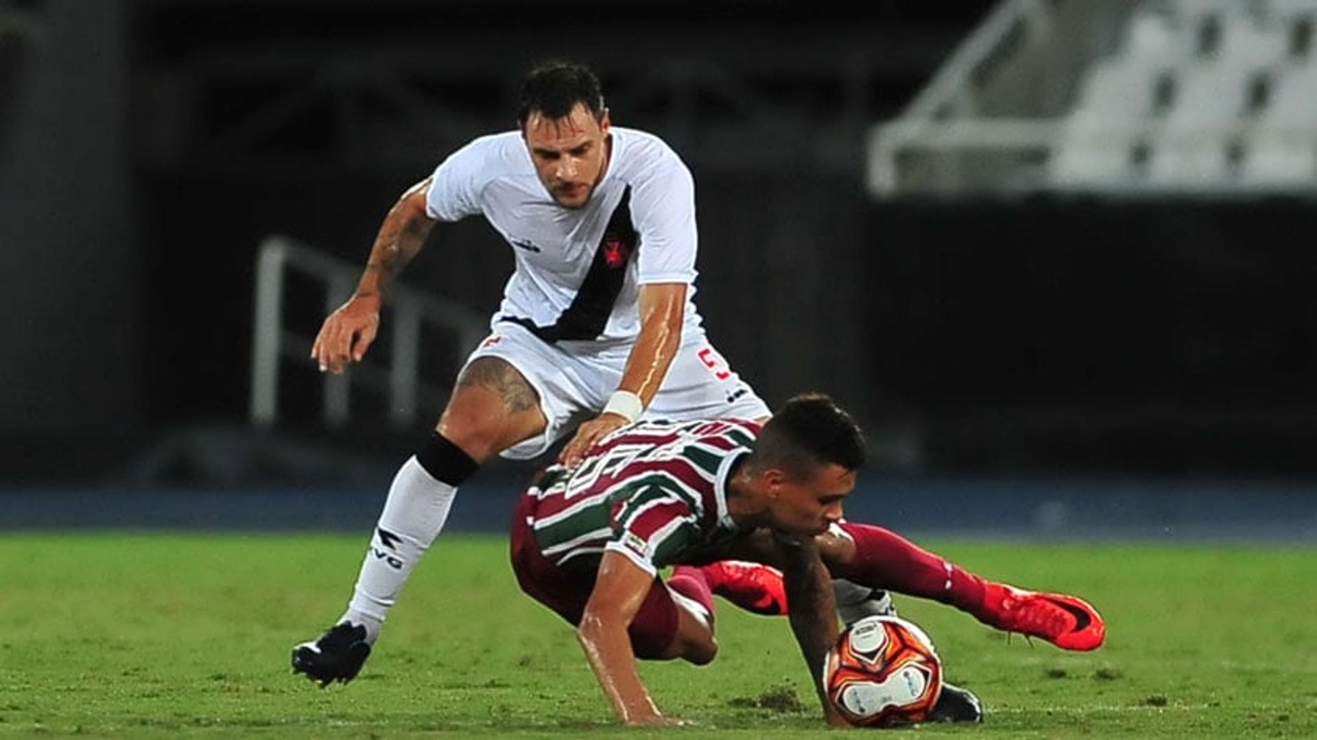 O técnico Zé Ricardo ousou a escalar um esquema com três zagueiros no clássico contra o Fluminense. O foco era dar liberdade aos laterais e reforçar a defesa nas bolas aéreas. De certa forma, funcionou. Mas o ataque pouco produziu e o jogo não saiu do zero a zero. Confira as notas do Vasco nas avaliações do L! - (Notas por João Mércio Gomes -&nbsp;jmercio@lancenet.com.br)