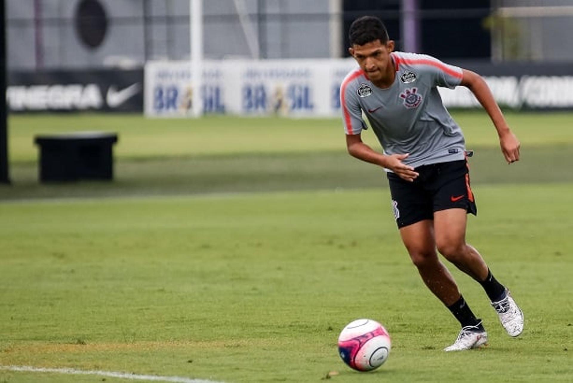 Matheus em treino do Corinthians