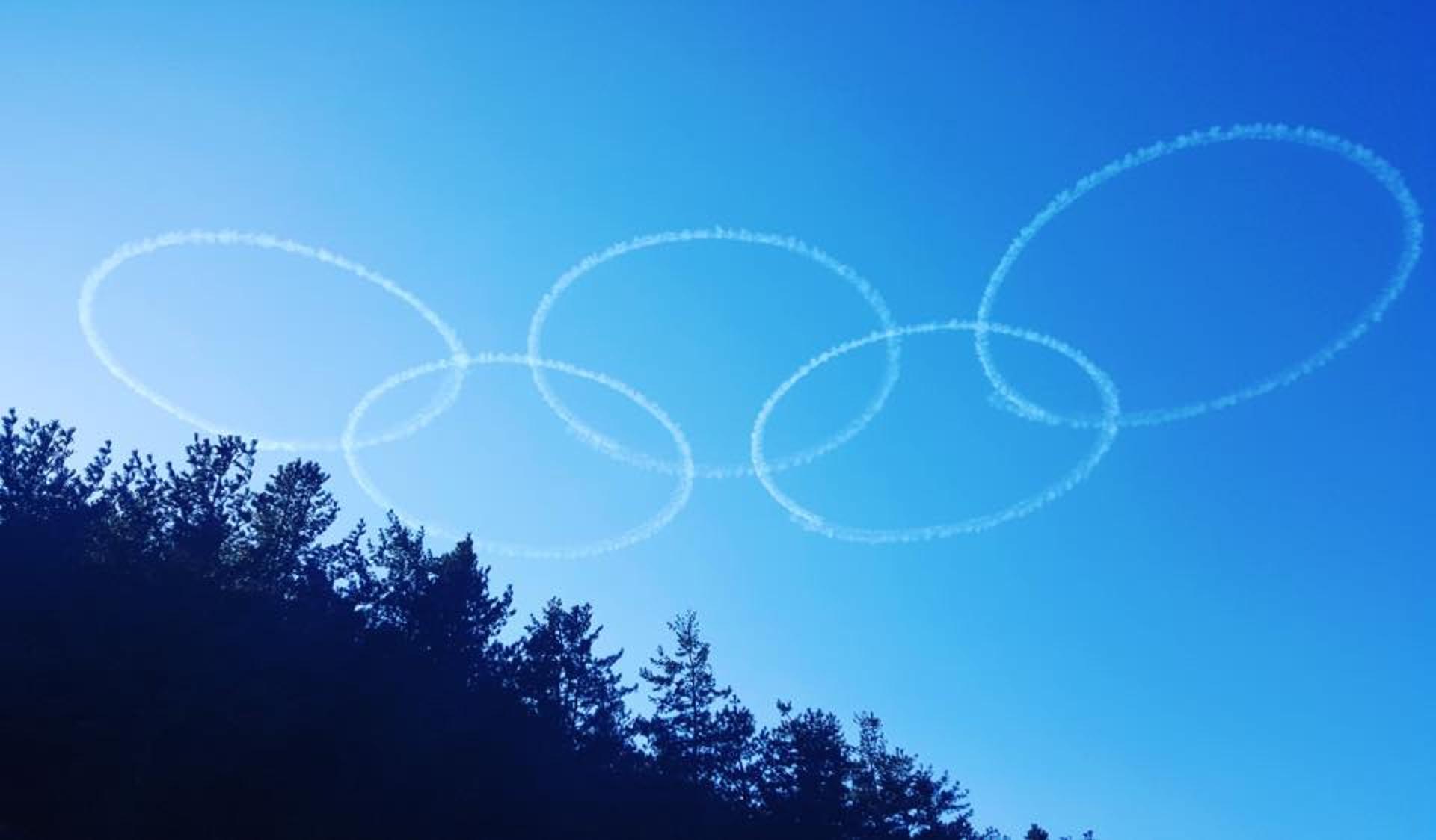 Os anéis olímpicos no céu de PyeongChang