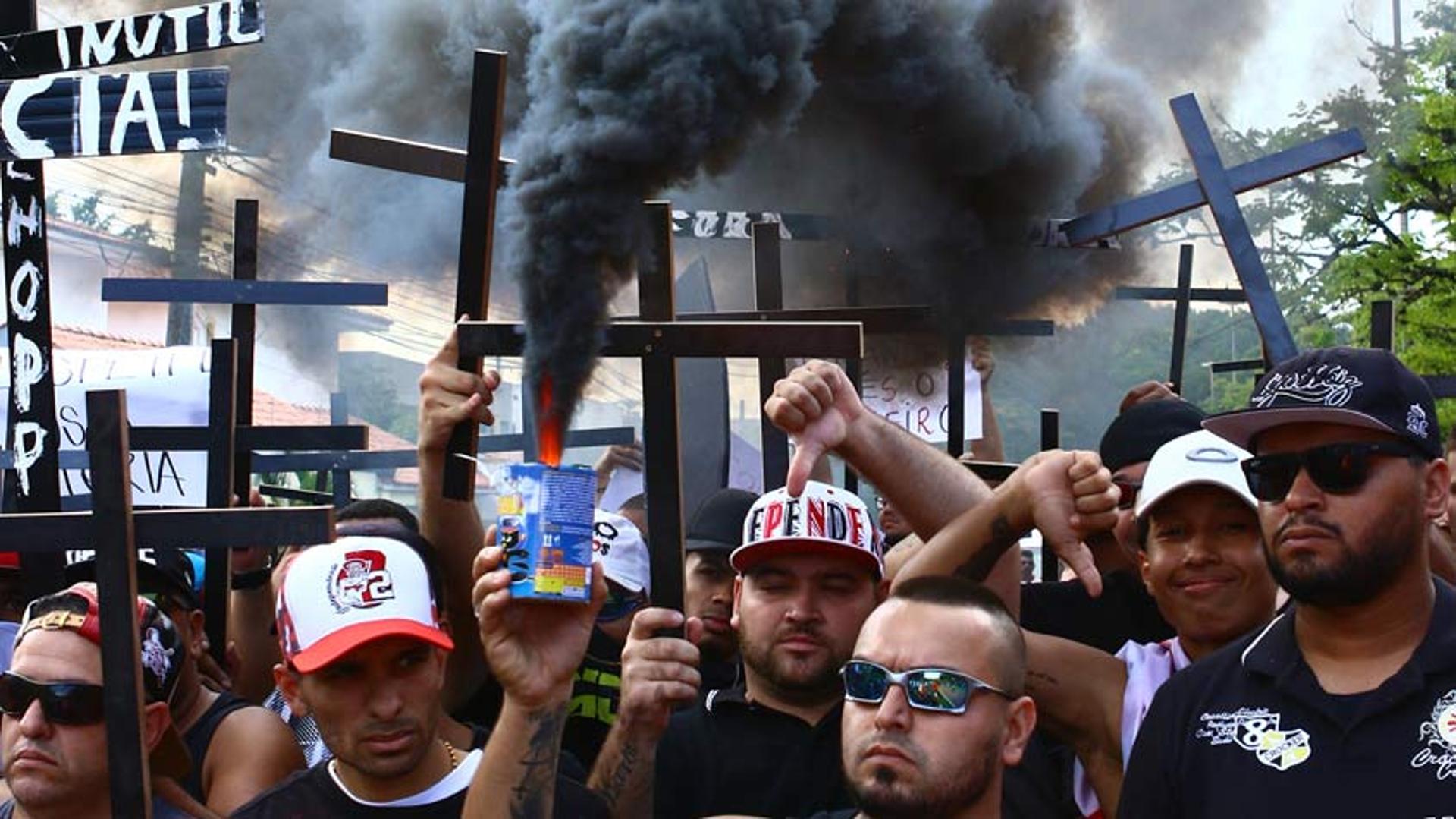 Protesto da torcida do São Paulo no Morumbi