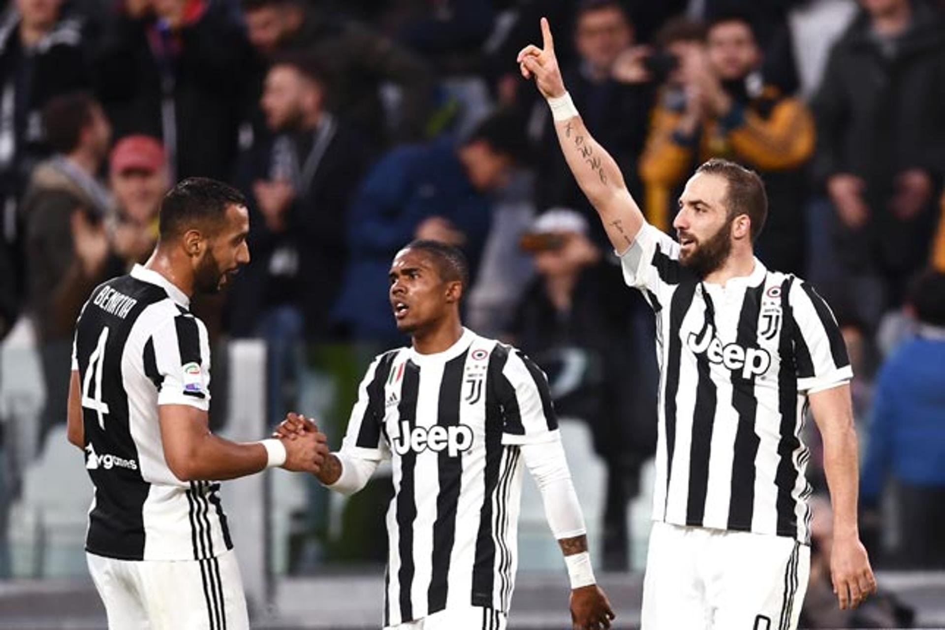 No Campeonato Italiano, a Juventus lidera com 75 pontos, dois a mais que o Napoli, único time capaz de tirar o título da Velha Senhora. Roma (3ª colocada -&nbsp;59 pontos), Inter de Milão (4ª colocada - 55 pontos) e Lazio (5ª colocada - 54 pontos) brigam pelas últimas vagas na Liga dos Campeões. Milan chega em sexto, com 50.