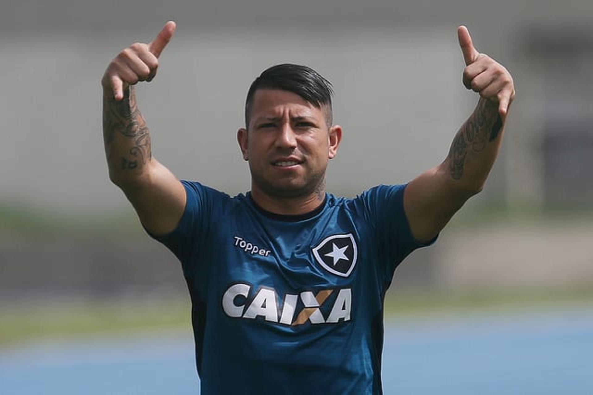 Imagens de Leo Valencia pelo Botafogo