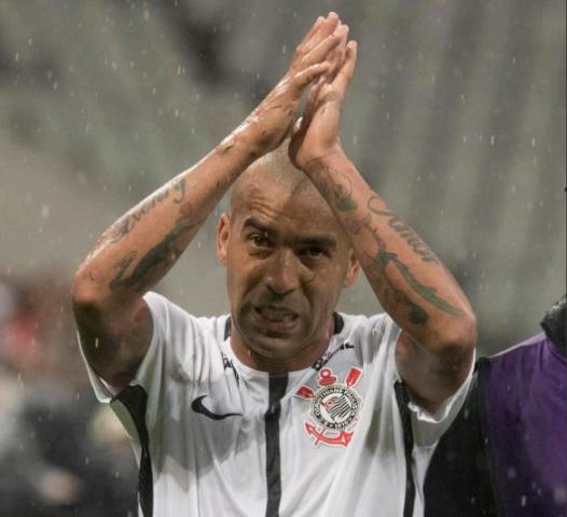 &nbsp;Emerson Sheik acena para a torcida após sair aplaudido de duelo na Arena