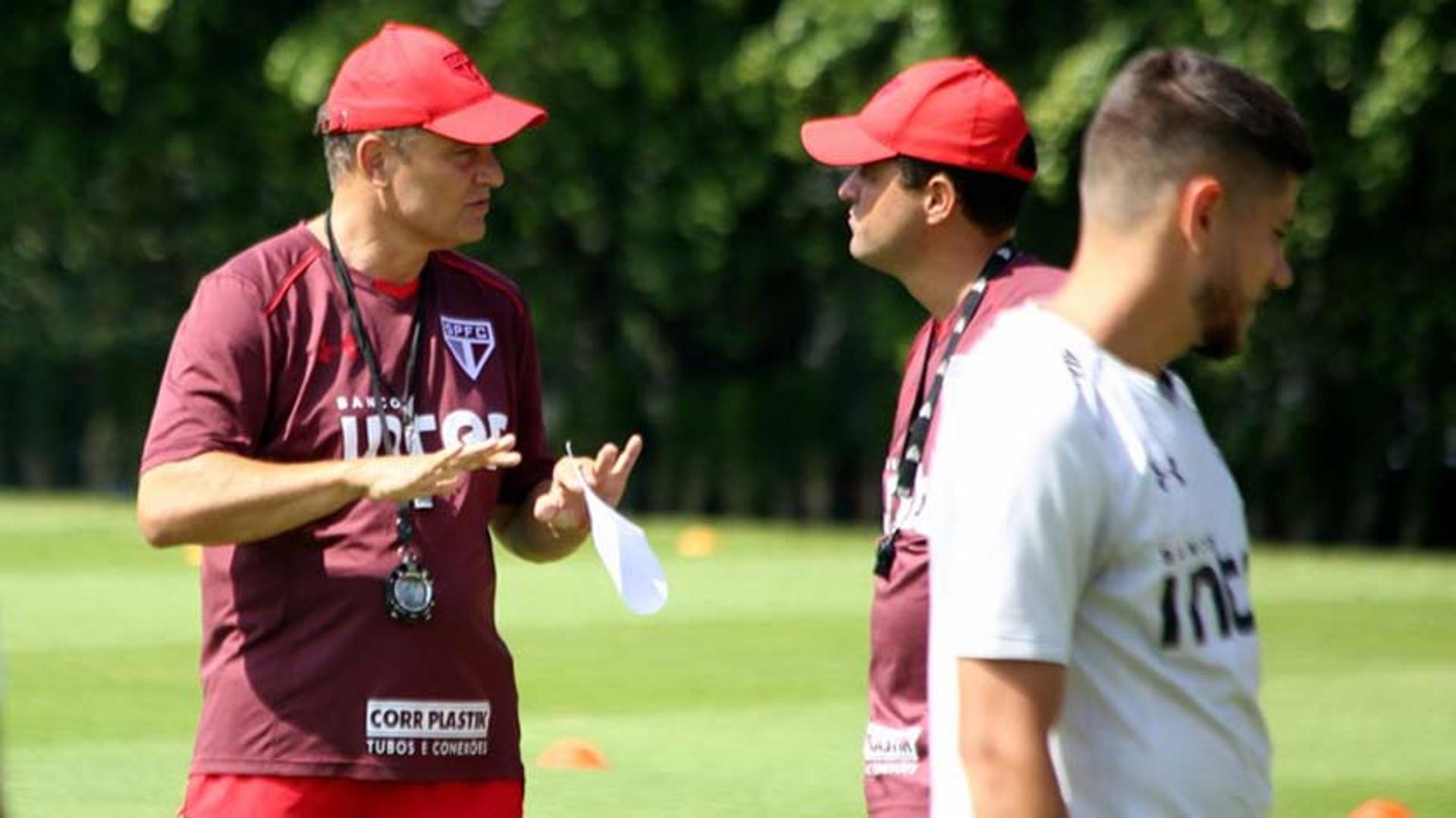 Aguirre precisa mexer em, ao menos, duas posições nesta terça