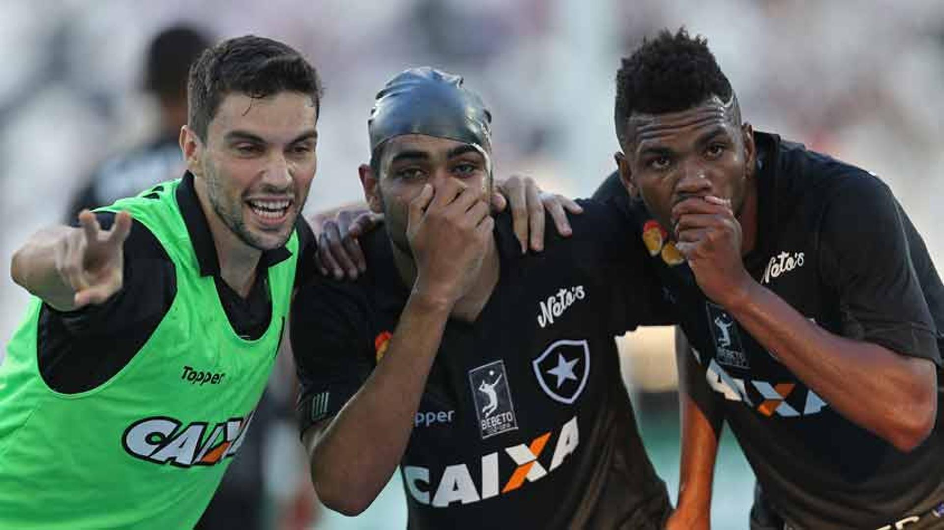 Mesmo com a derrota para o Vasco, por 3 a 2, na tarde deste domingo, no Nilton Santos, o Botafogo se classificou para as semifinais da Taça Rio. Com atuação ruim no primeiro tempo, o Glorioso acabou derrotado e foi para o vestiário perdendo por 2 a 0, gols de Riascos e Andrés Ríos. O Alvinegro voltou melhor para a segunda etapa e conseguiu empatar a partida, com gols de Rodrigo Lindoso, de pênalti, e Brenner. Aos 38 minutos, a defesa botafoguense vacilou e Paulinho fez o gol da vitória do Cruzmaltino. Brenner, autor do segundo gol, e Luiz Fernando, que entrou bem no lugar do garoto Ezequiel, foram os que se salvaram. A zaga foi o destaque negativo. Igor Rabello e Marcelo Benevenuto levaram as piores notas.<br>(Atuações feitas por Felippe Rocha)