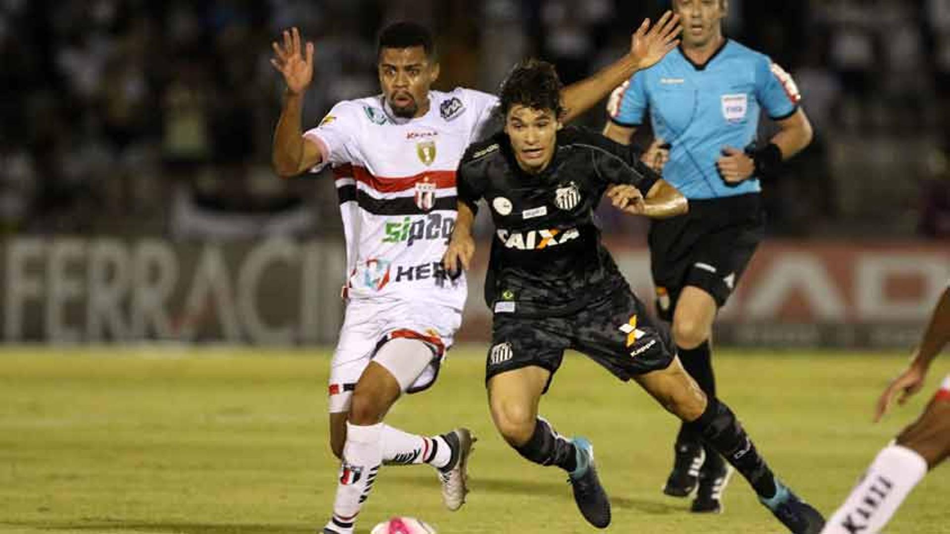 O Santos não conseguiu sair do empate sem gols com o Botafogo-SP, jogando fora de casa, em Ribeirão Preto, no jogo de ida das quartas de final do Paulistão.&nbsp;Léo Cittadini e&nbsp;Dodô foram bem pela equipe santista e foram os melhores em campo. Veja as notas do LANCE!, por&nbsp;William Correia (williamcorreia@lancenet.com.br)