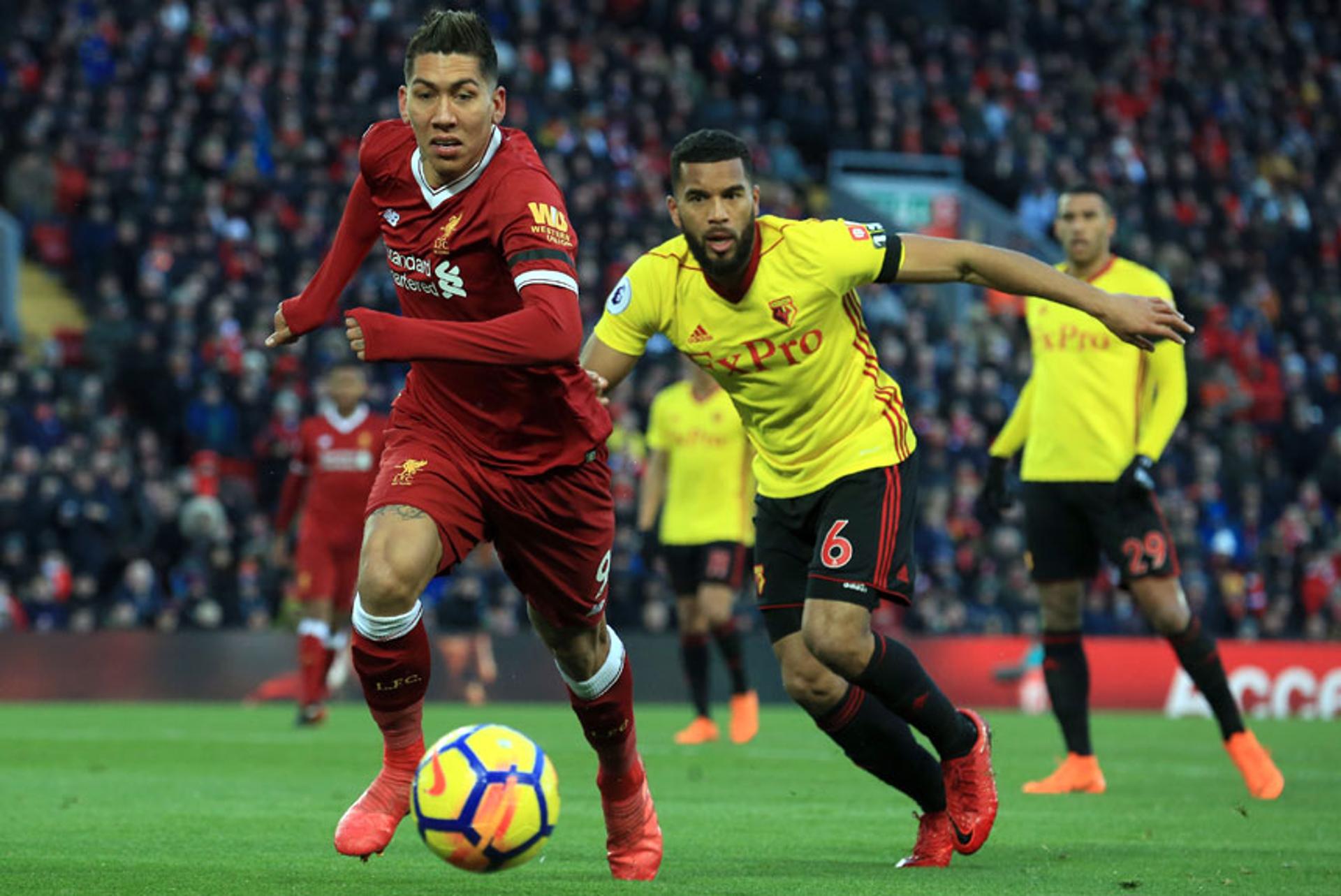 Roberto Firmino (Liverpool) - Com mais um show de seu trio de ataque, o Liverpool goleou o Watford por 5 a 0. O egípcio Salah fez quatro gols e deu passe para o brasileiro Roberto Firmino completar a goleada. A rodada foi especial para o atacante. Com o gol, Firmino iguala Robinho como o brasileiro com maior número de gols em uma edição da Premier League, com 14 tentos. O gol foi especial e bonito: de letra. Na temporada já são 27 gols no total. Se fizer mais um gol na Champions League, Firmino bate mais um recorde e pode superar o lendário Steven Gerrard como maior artilheiro do Liverpool na competição.