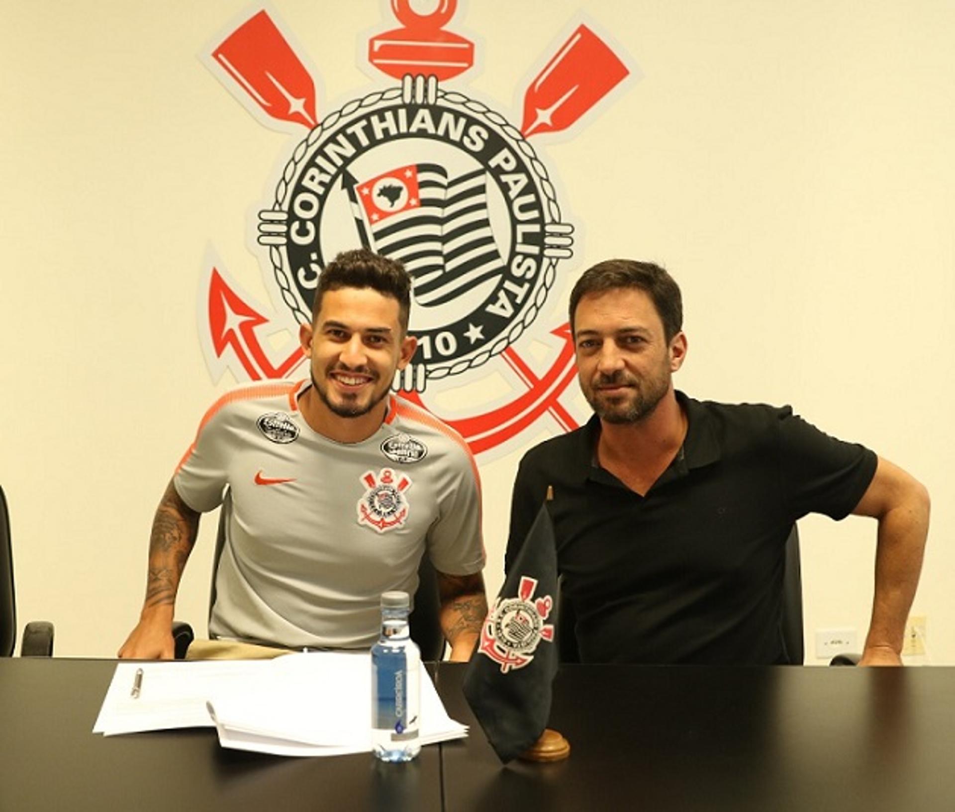 Pedro Henrique renovou contrato com o Corinthians