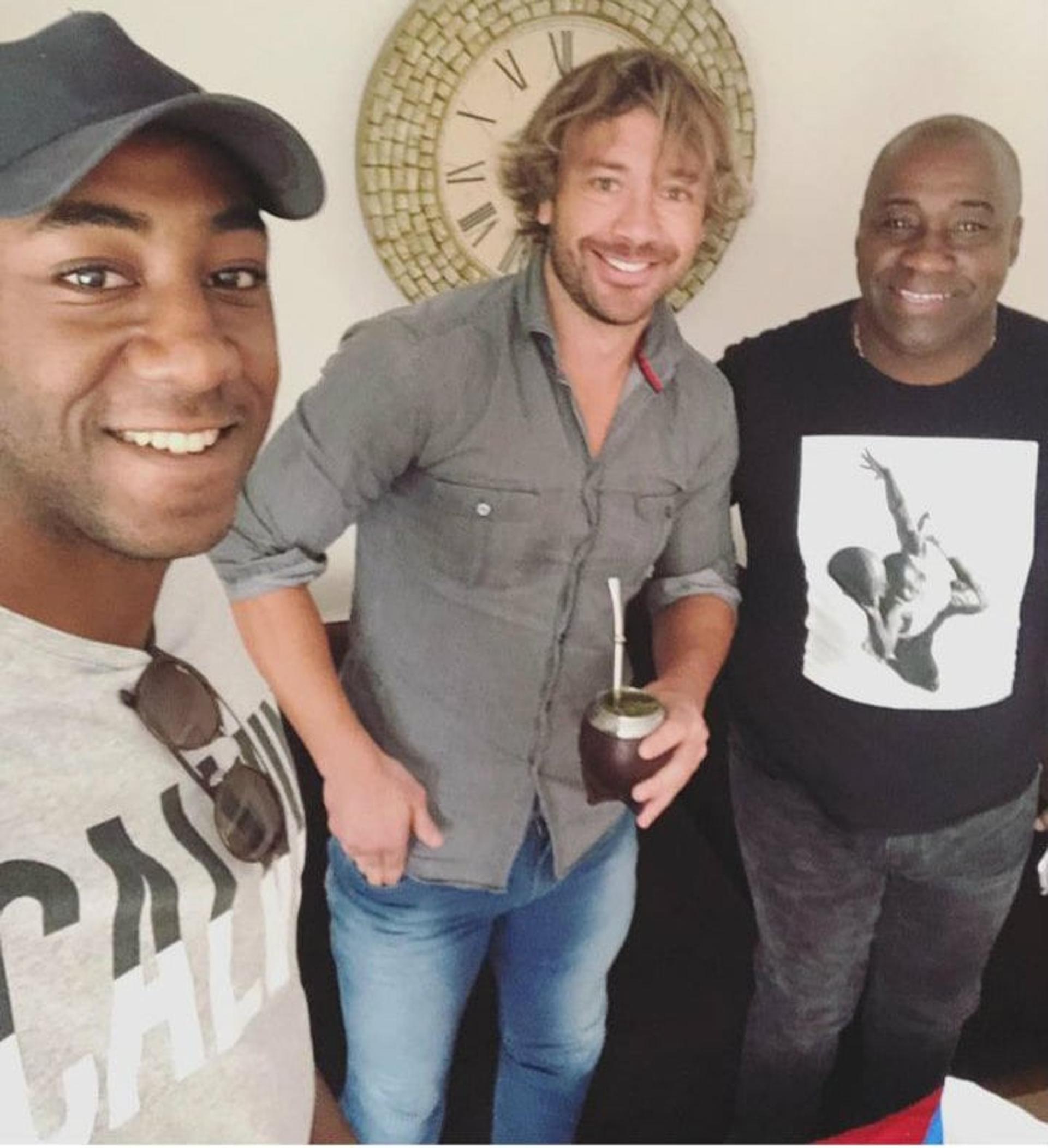 O atacante Gonzalo Carneiro publicou a foto com Lugano em suas redes sociais