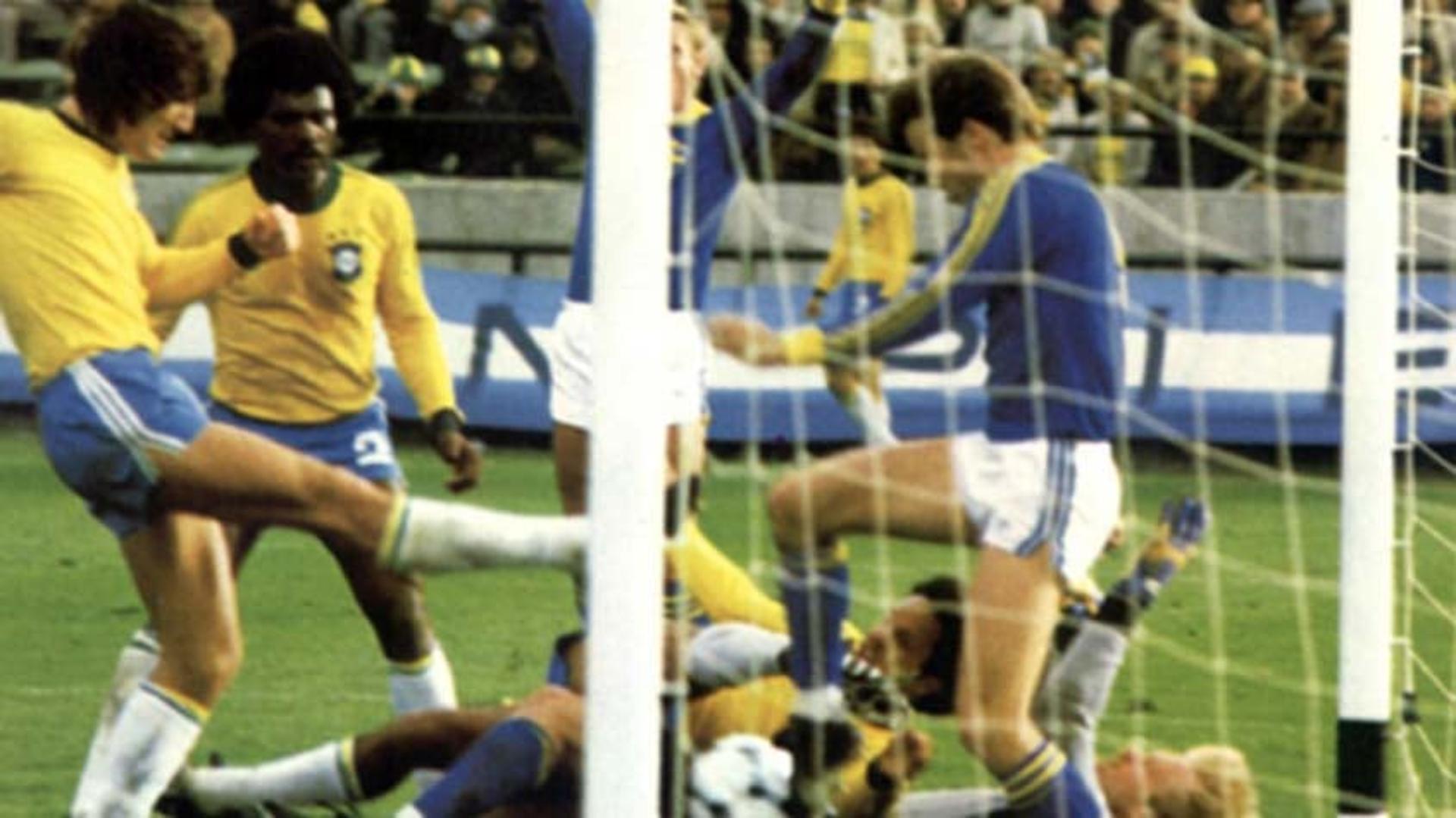 Brasil e Suécia se enfrentaram sete vezes em Copas, um recorde. Na imagem, duelo de 74, que terminou 0 a 0&nbsp;