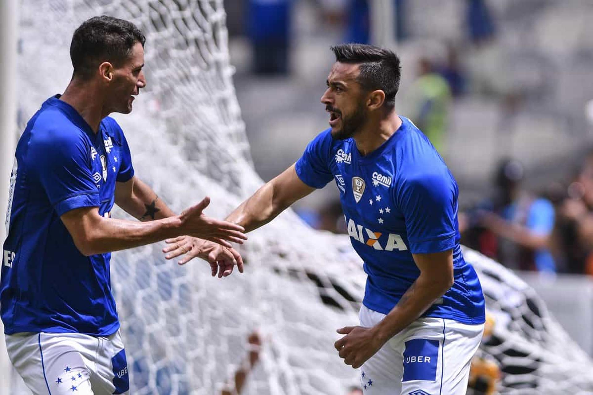 Robinho e Thiago Neves comemoram o primeiro gol&nbsp;