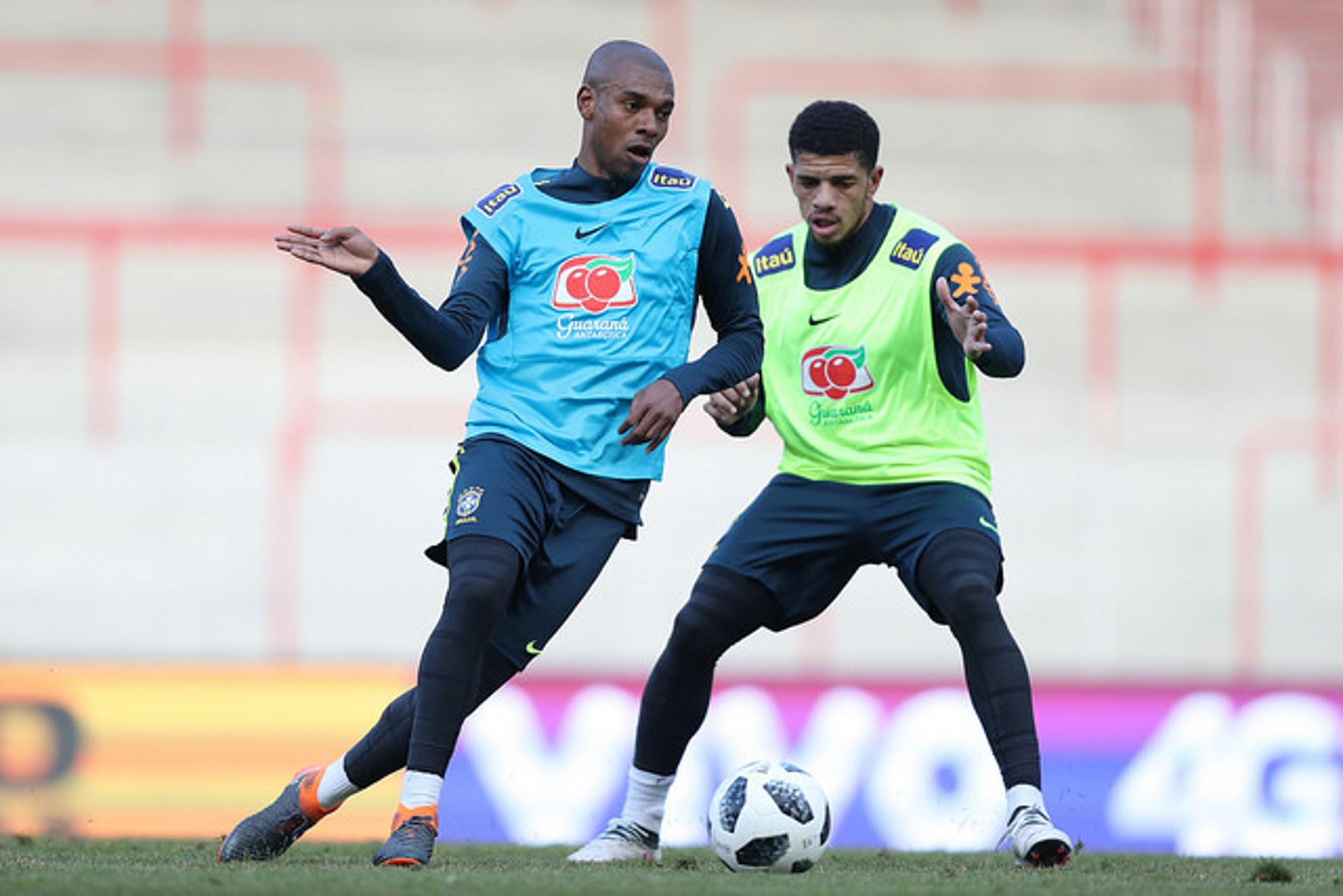 Fernandinho em treino da Seleção Brasileira