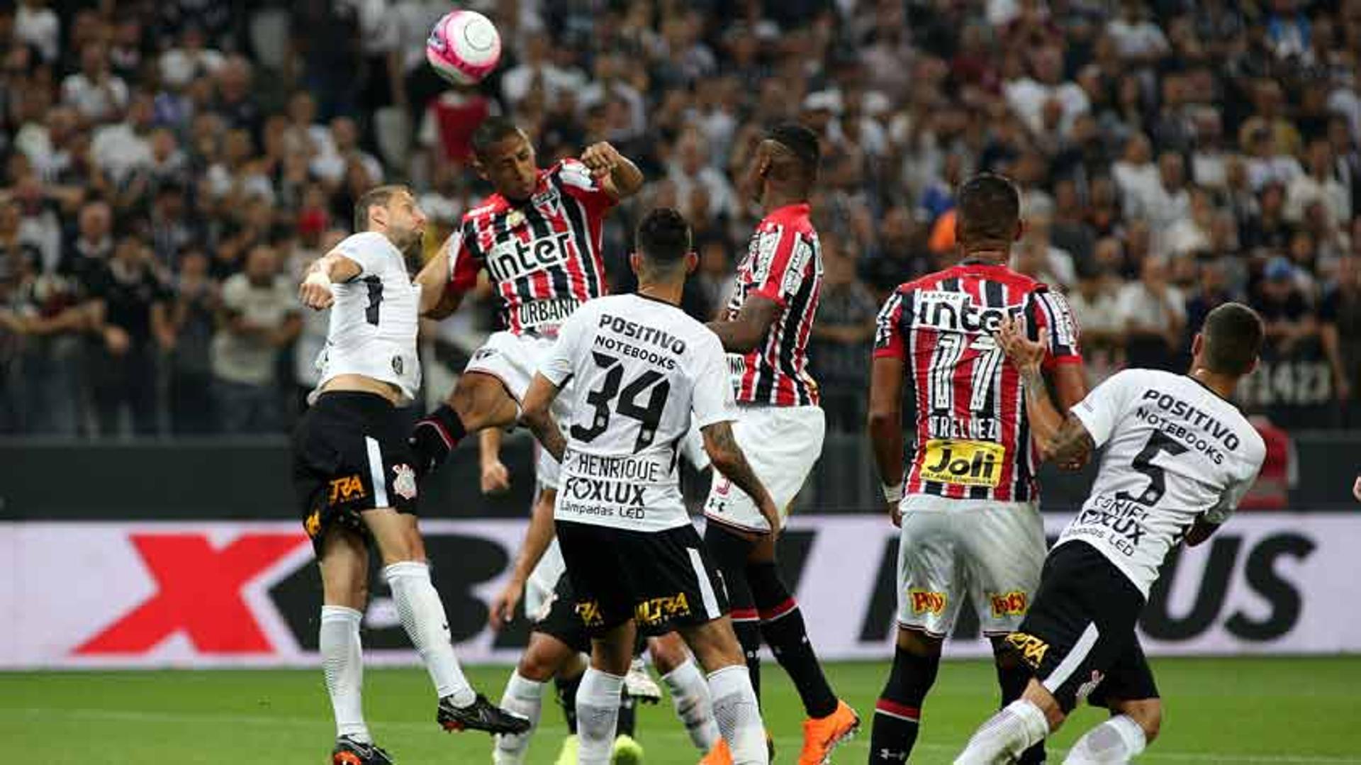 O São Paulo criou mais chances claras ao longo do jogo e passou quase todo o segundo tempo em um ferrolho para segurar o Corinthians, levando o gol nos acréscimos. Nos pênaltis, Sidão pegou a cobrança de Rodriguinho, mas Diego Souza e Liziero perderam suas batidas, sentenciando a eliminação. Confira as avaliações do L! (por William Correia)