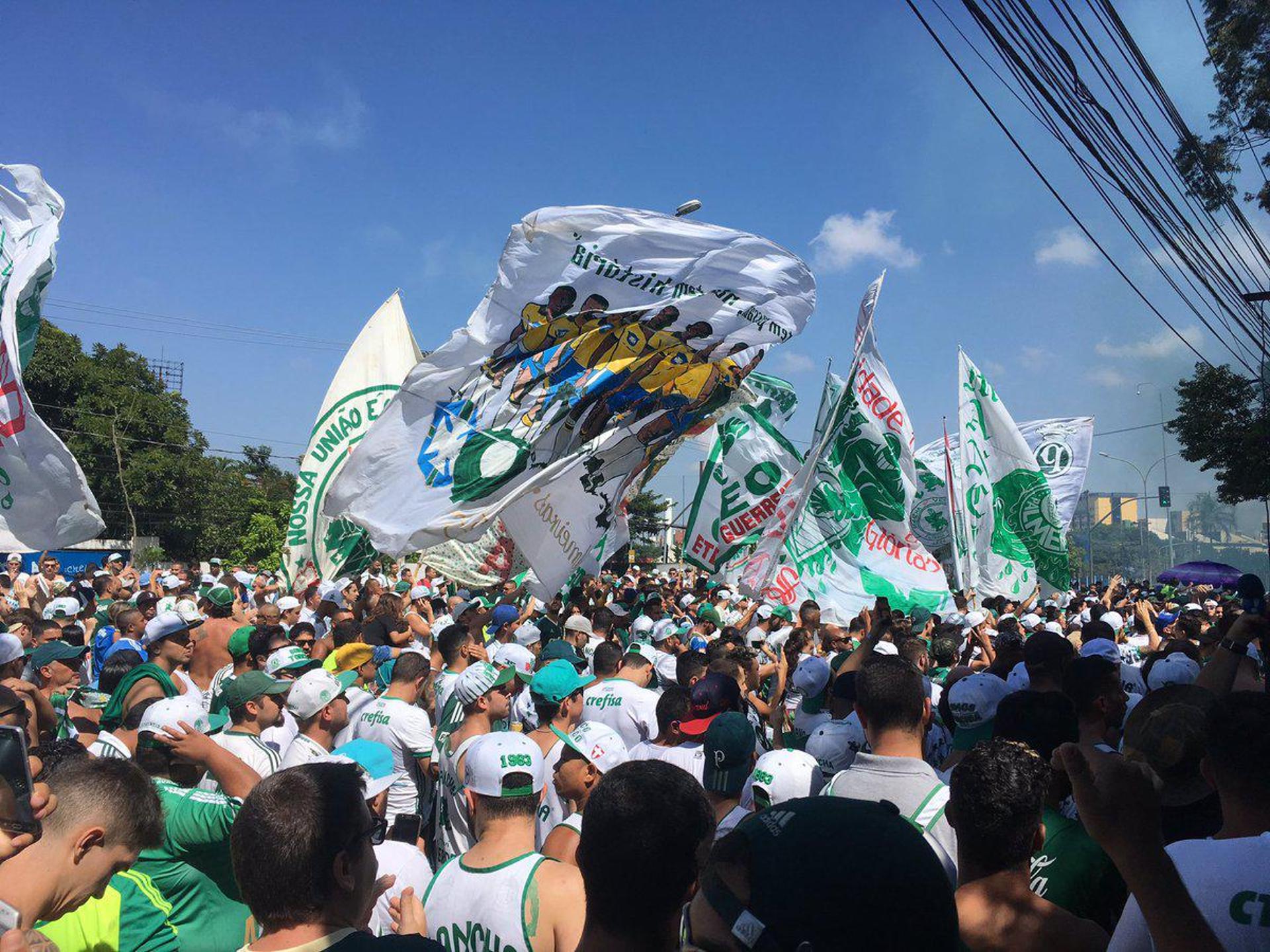 Torcedores em frente à Academia