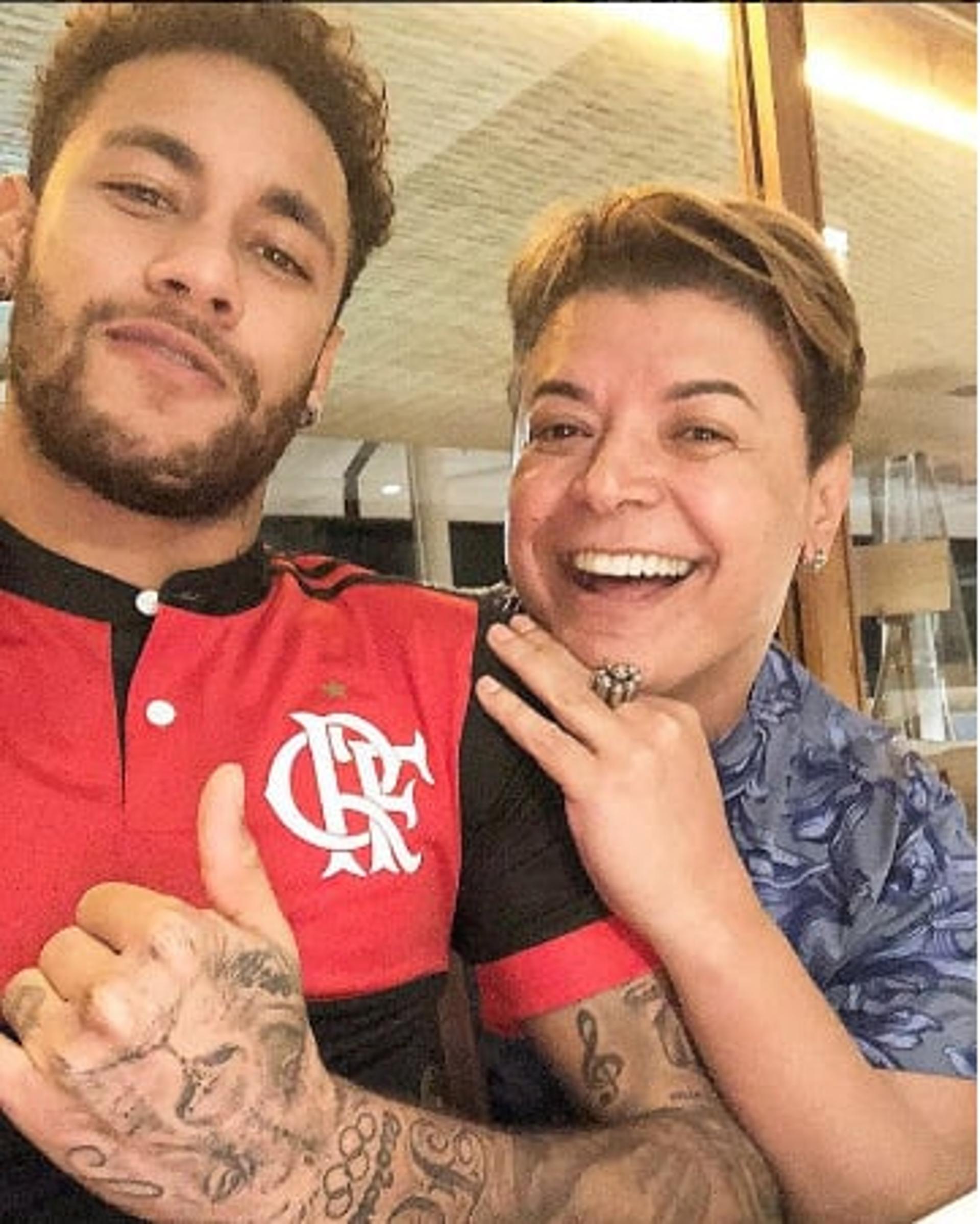 Neymar veste camisa do Flamengo em brincadeira de David Brazil