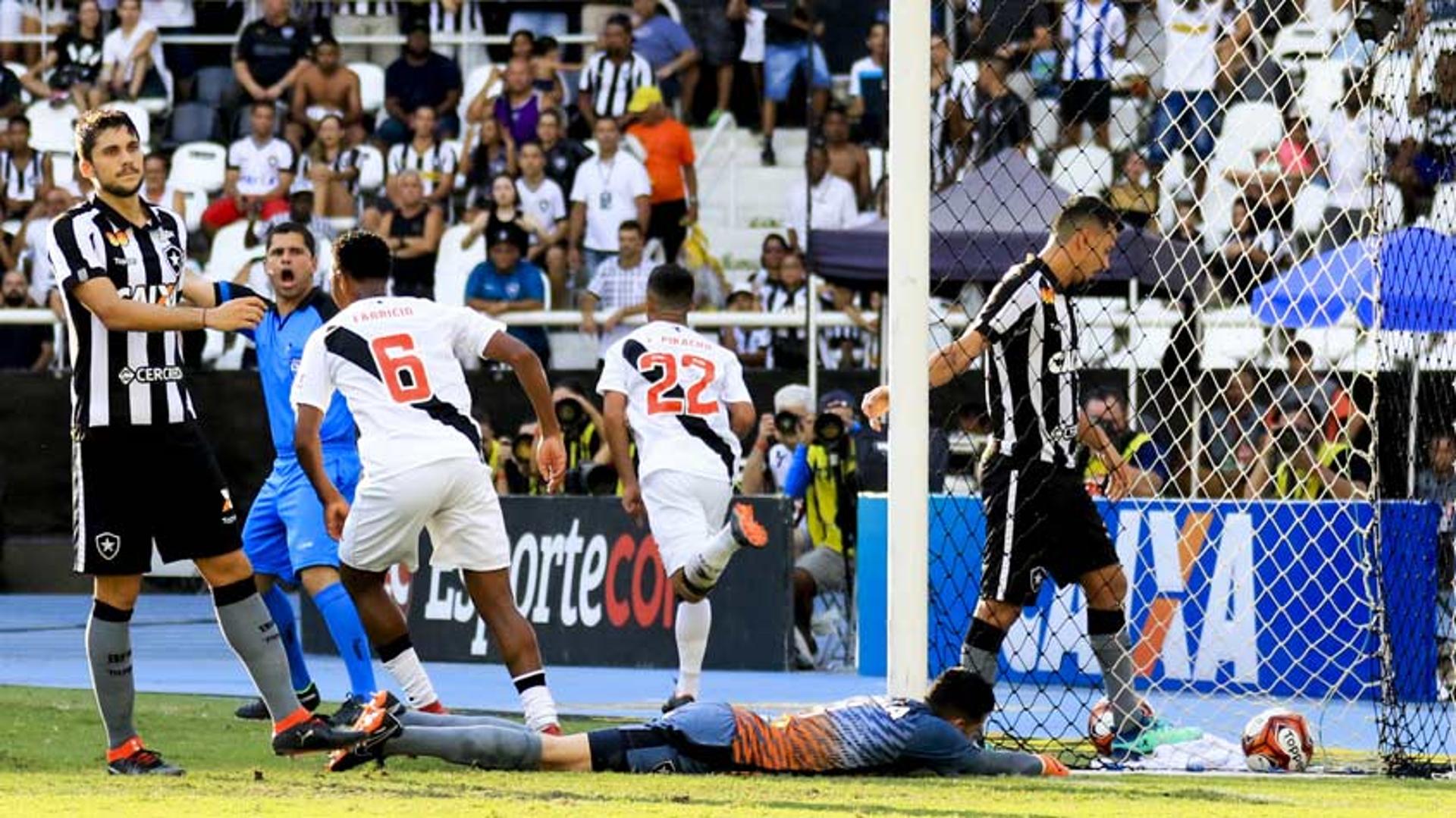 Mais uma vez com um gol nos acréscimos, o Vasco venceu o Botafogo por 3 a 2, neste domingo, no Nilton Santos, e abriu vantagem na decisão do Carioca. Yago Pikachu, autor de dois gols, Andrés Rios, que marcou o da vitória, e Thiago Galhardo, que entrou bem no segundo tempo, foram os destaques do Cruz-Maltino no triunfo. Veja as notas do LANCE! (por Matheus Dantas)