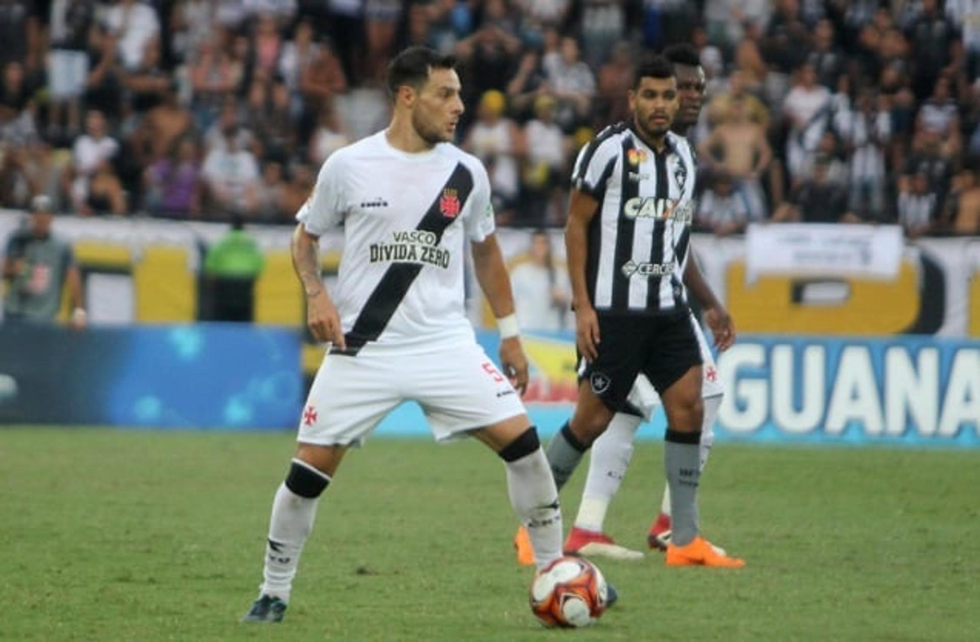 Desábato em ação contra o Botafogo. Veja imagens da partida a seguir&nbsp;