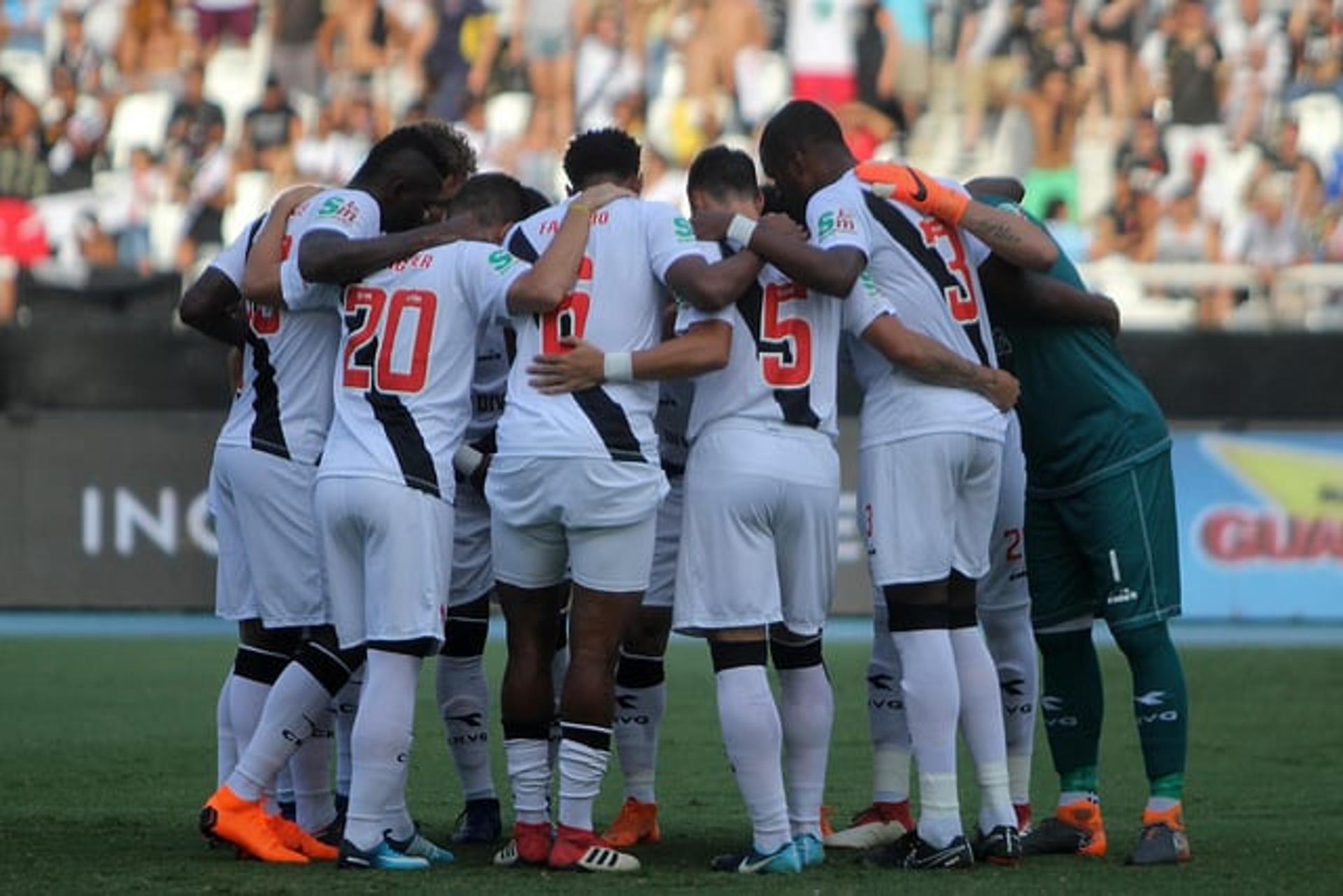 Momento em que a equipe do Vasco se reúne no gramado antes da bola rolar na final do Carioca