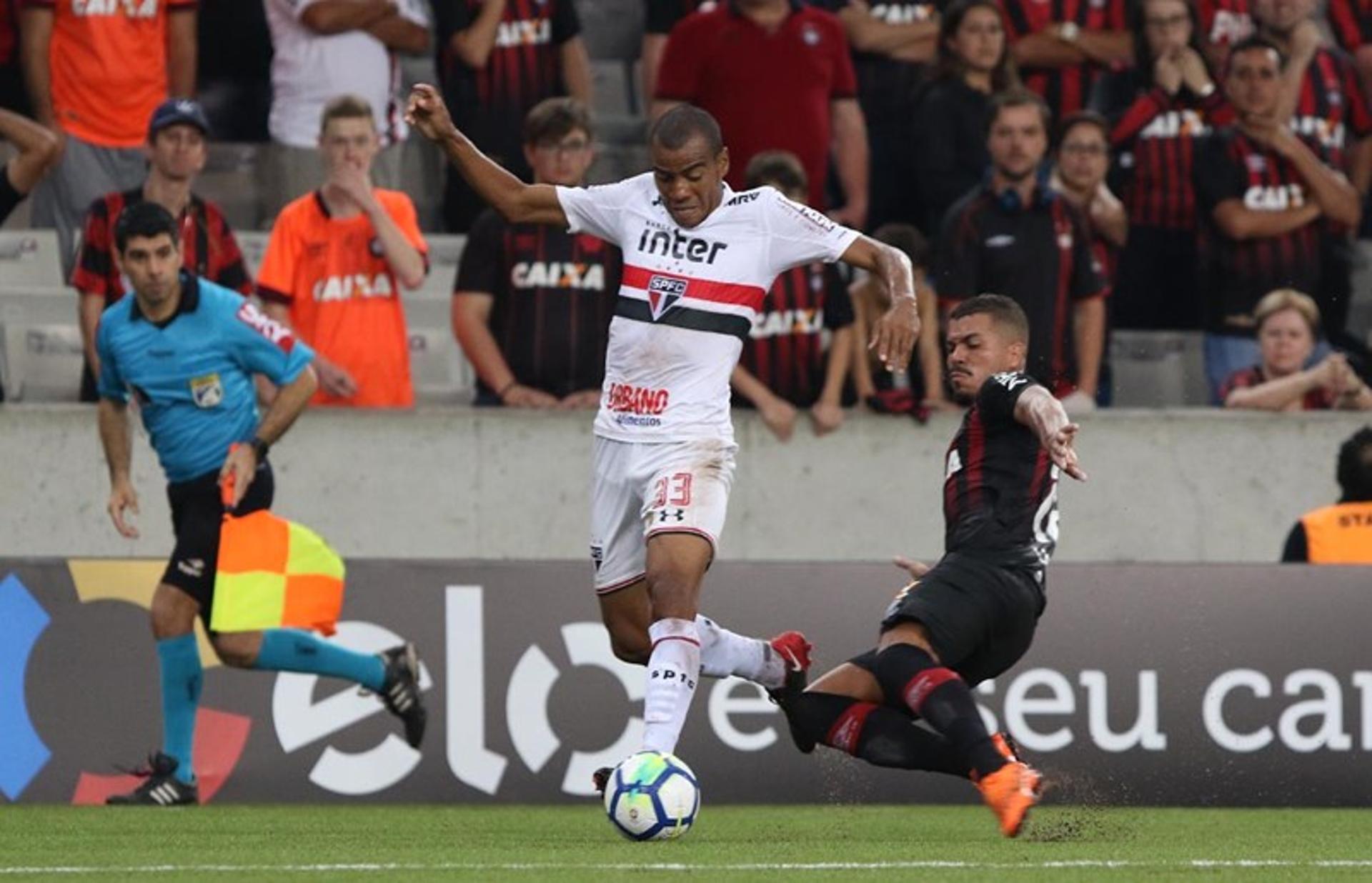 Régis entrou durante a derrota por 2 a 1 para o Atlético-PR, na Arena da Baixada, pela Copa do Brasil