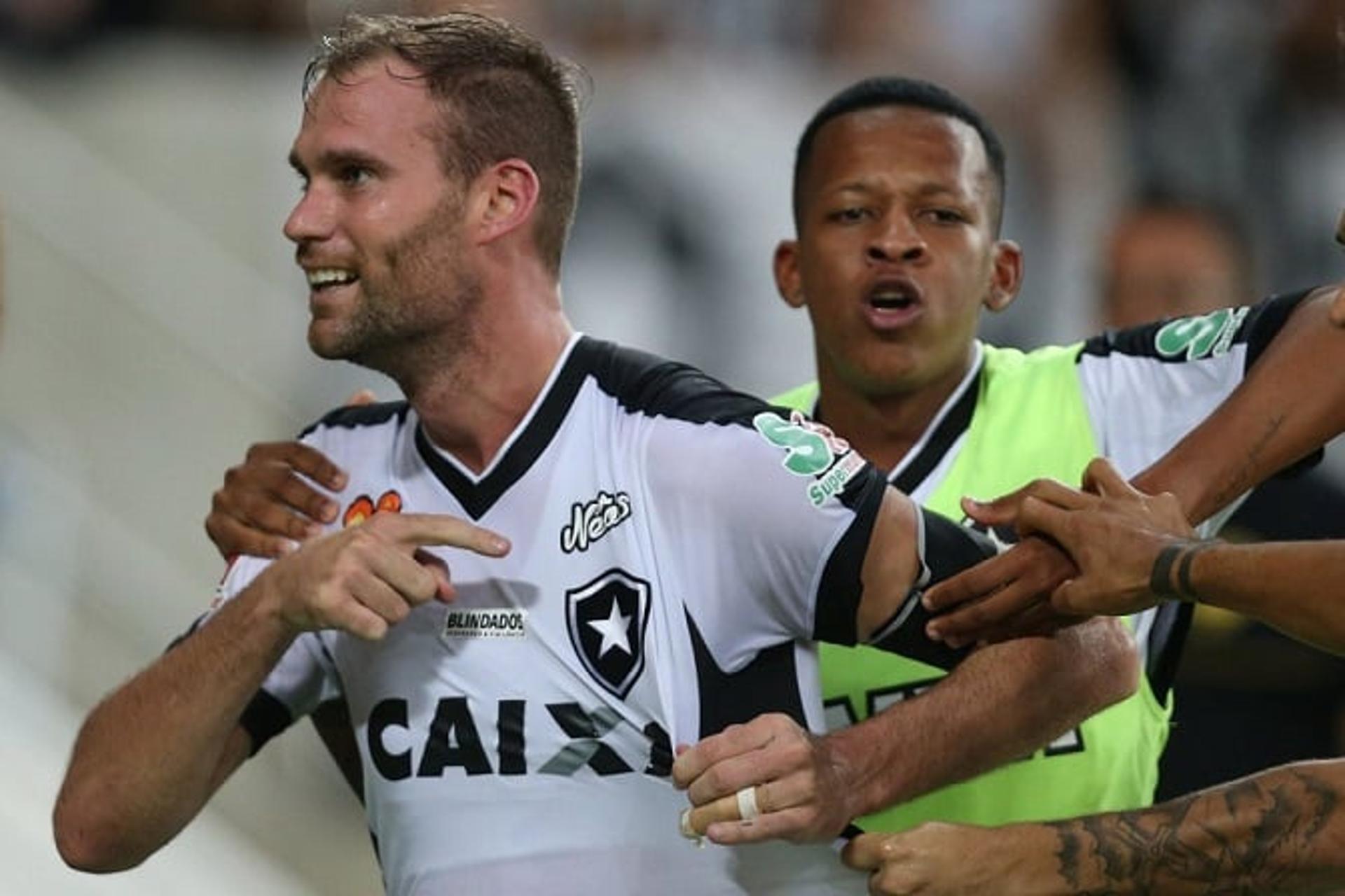 Em um jogo cheio de emoções, o Botafogo superou o Vasco da Gama nos pênaltis e conquistou seu 21º título estadual. Tudo parecia perdido para o Glorioso, até Joel Carli marcar o único gol da partida aos 49 minutos do segundo tempo e levar a decisão para as penalidades máximas. Nas cobranças, brilhou a estrela do goleiro Gatito Fernández, que defendeu duas batidas e garantiu o título do Alvinegro.<br>(Notas por Marcello Neves)