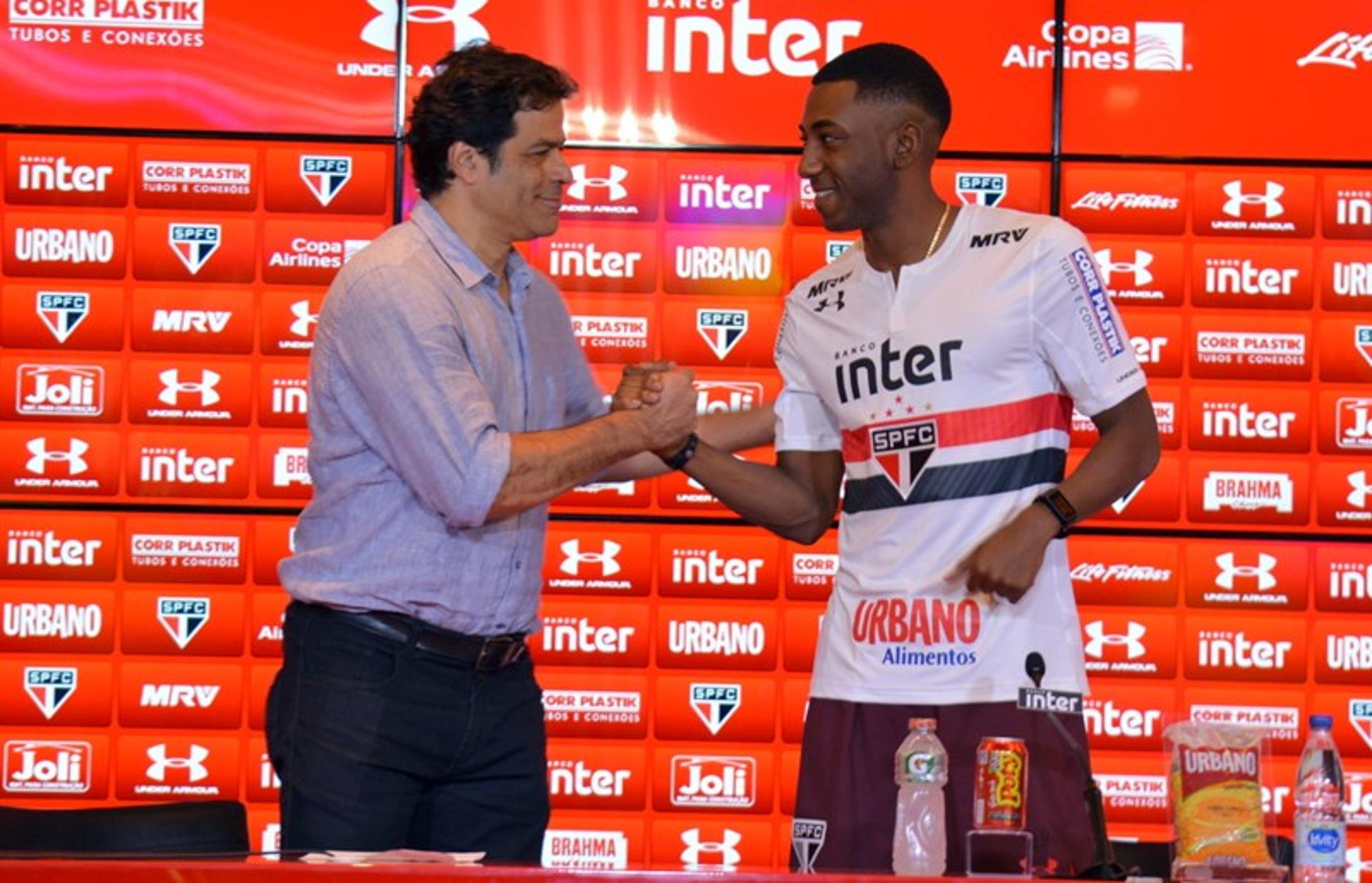 Raí recepciona o atacante Gonzalo Carneiro, o novo camisa 19 do São Paulo