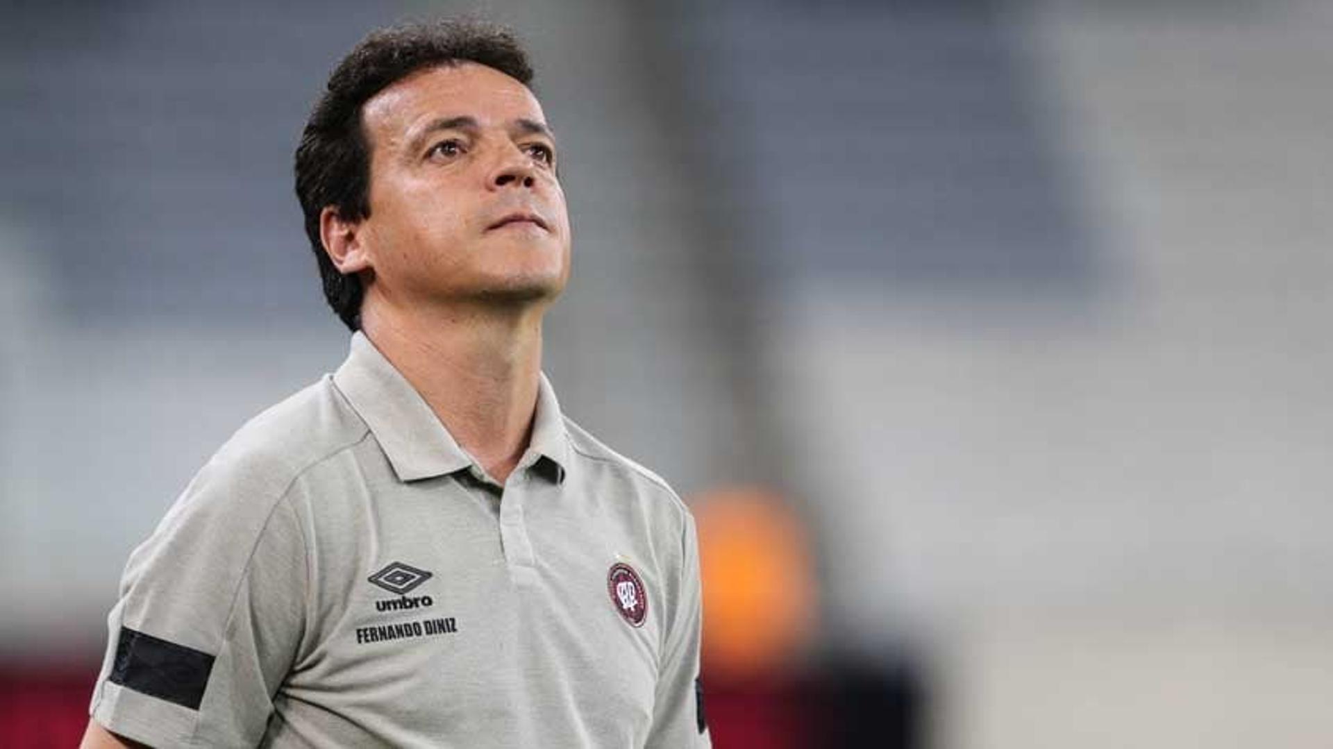 Fernando Diniz foi demitido do Atlético-PR, na última segunda-feira. Com apenas 34% de aproveitamento, o treinador encerra o trabalho começado no clube em janeiro. A expectativa é que&nbsp;Tiago Nunes assuma a vaga como interino.&nbsp;<br>