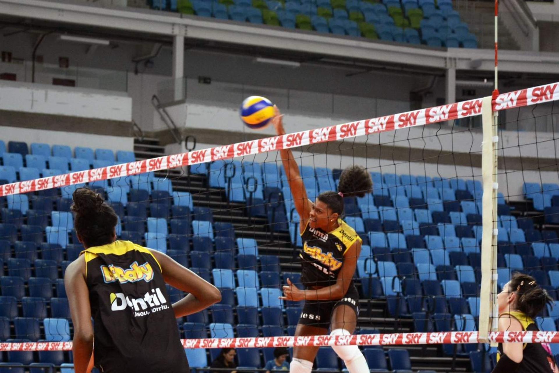 Sesc RJ e Dentil/Praia Clube se enfrentam pela final da Superliga Feminina