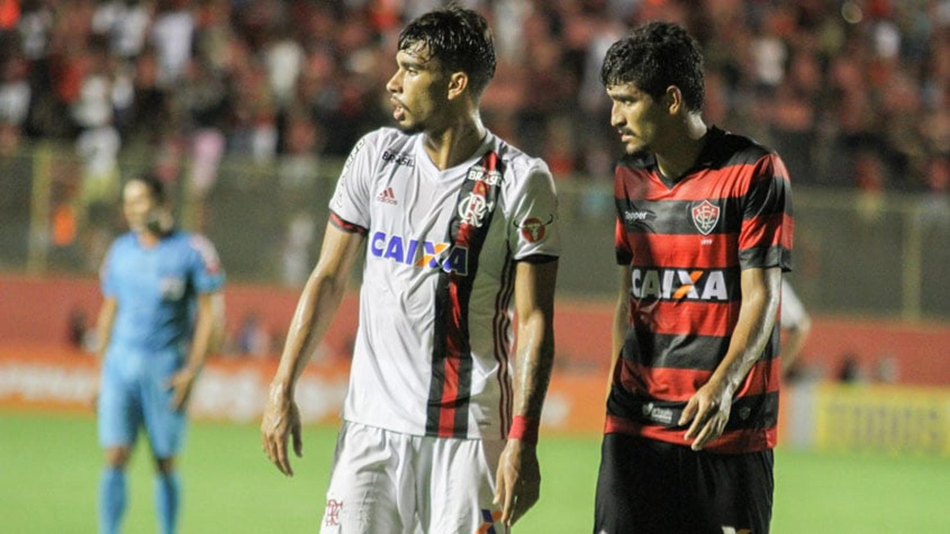 A primeira rodada do Brasileirão deixou um gosto amargo para o Flamengo. Os cariocas visitaram o Vitória, no Barradão, neste sábado, e ficaram no empate em 2 a 2. Os erros de arbitragem - para os dois lados - prejudicaram o andamento da partida. Em campo, os destaques foram Lucas Paquetá e Vinicius Júnior. Pelo lado do Vitória, Yago e Denilson foram os melhores. Confira, a seguir, as notas do LANCE! (notas por Vinícius Britto - reporterfla@lancenet.com.br).