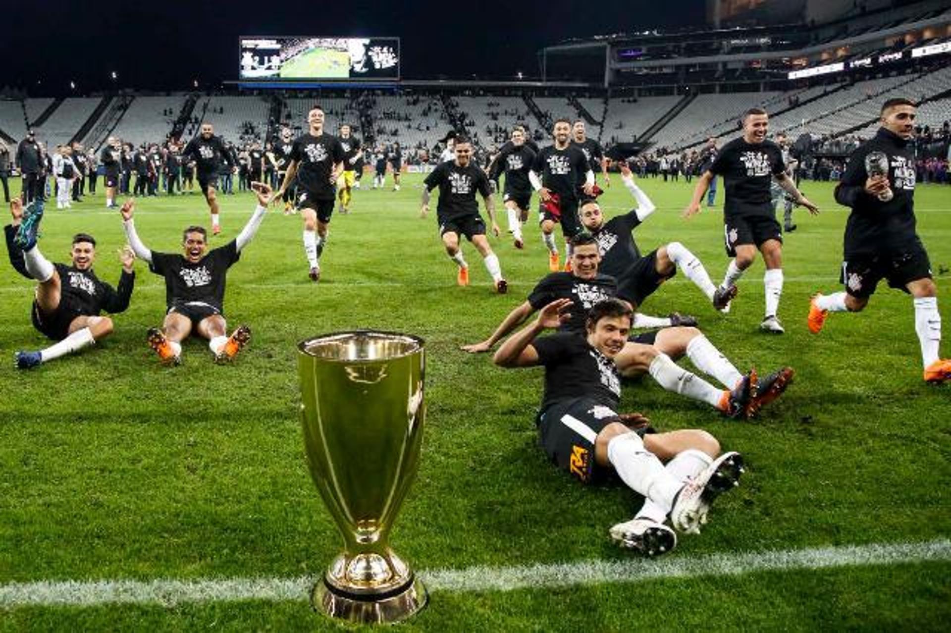 Jogadores do Corinthians com a taça do Paulistão