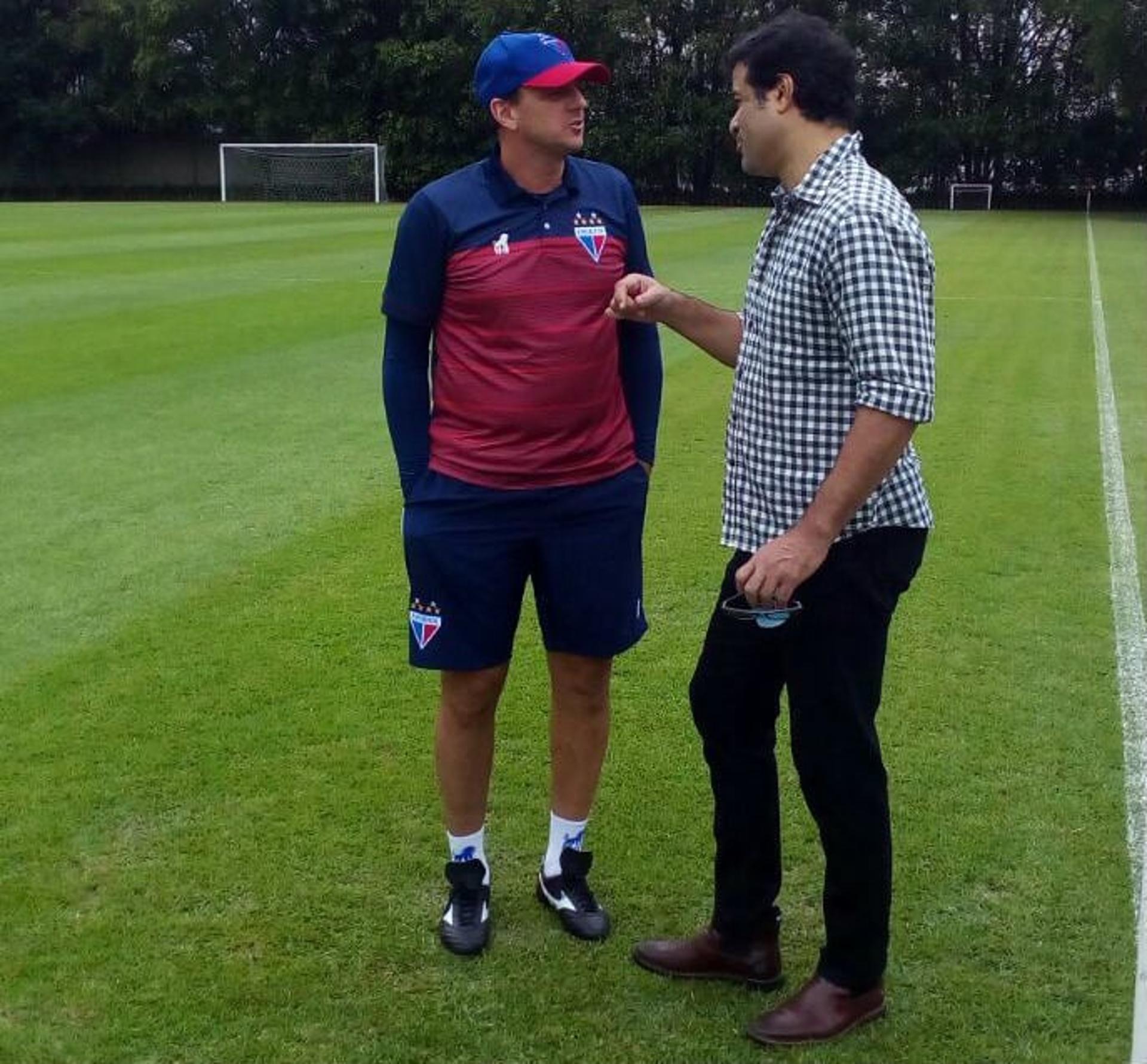 Rogério Ceni conversa com Raí durante passagem do Fortaleza pelo CT da Barra Funda