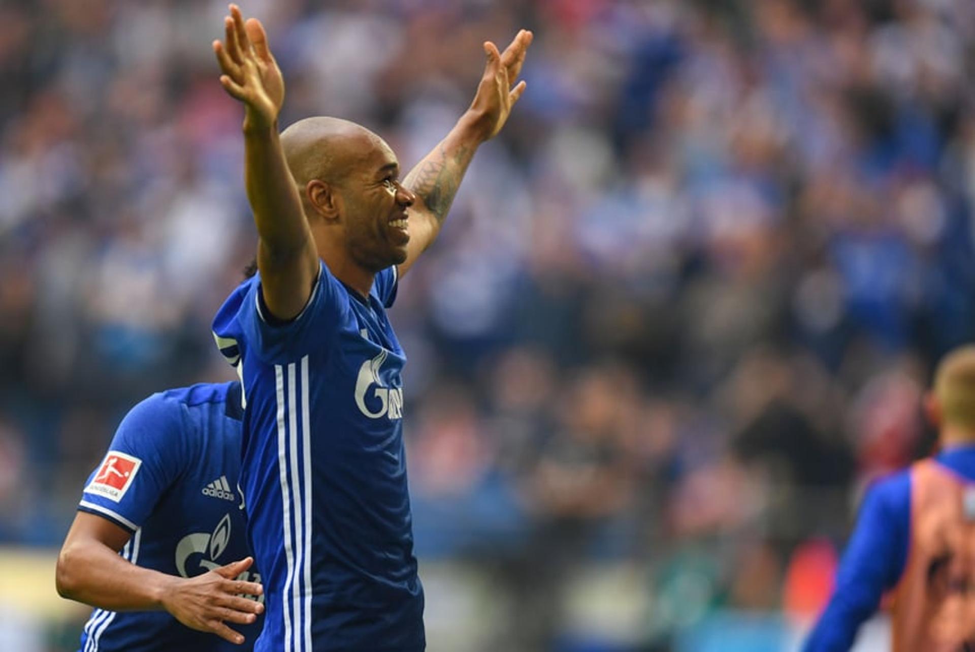 Naldo (Schalke 04) - O zagueiro brasileiro Naldo foi importante na vitória do Schalke sobre o Borussia Dortmund por 2 a 0. Desde 2016 no clube alemão, o zagueiro fez o gol que sacramentou a vitória. Em grande cobrança de falta, Naldo chutou forte e com cu