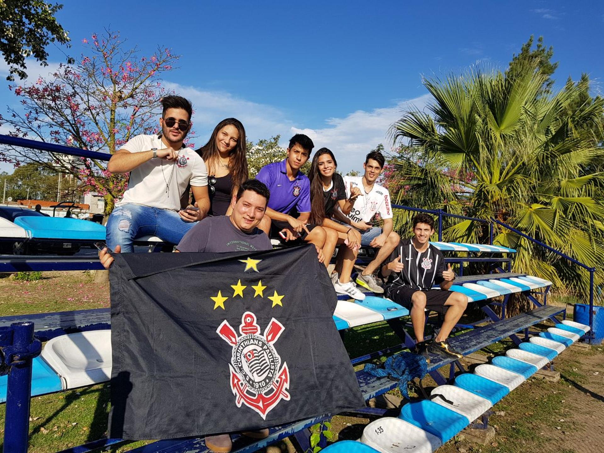 Torcedores em treino do Corinthians na Argentina