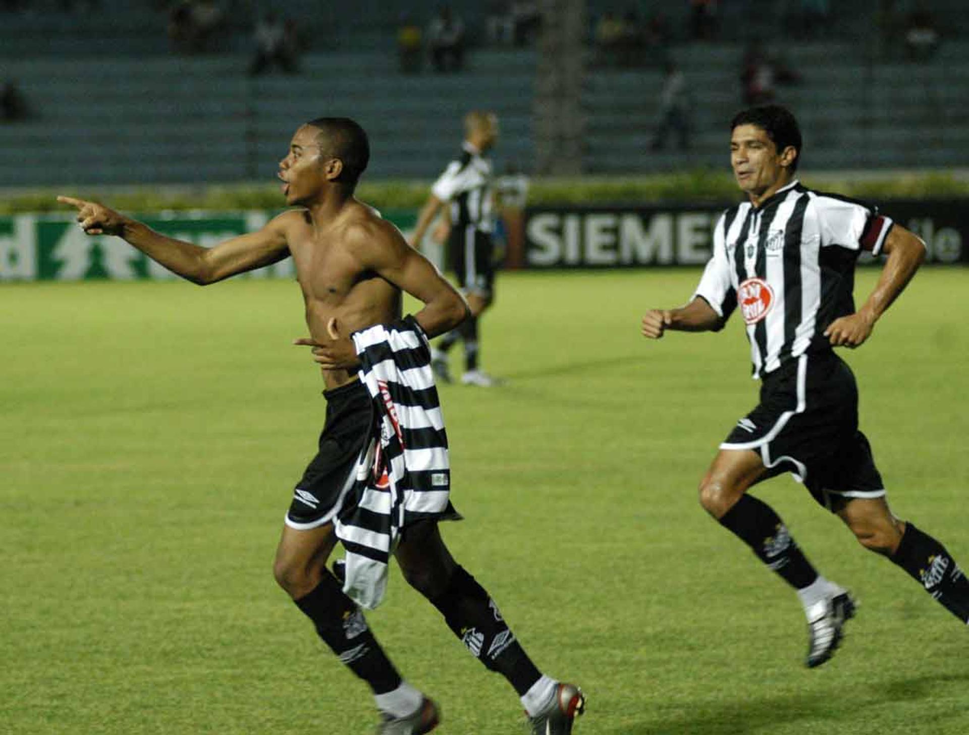 Robinho comemora gol no jogo de 2003&nbsp;