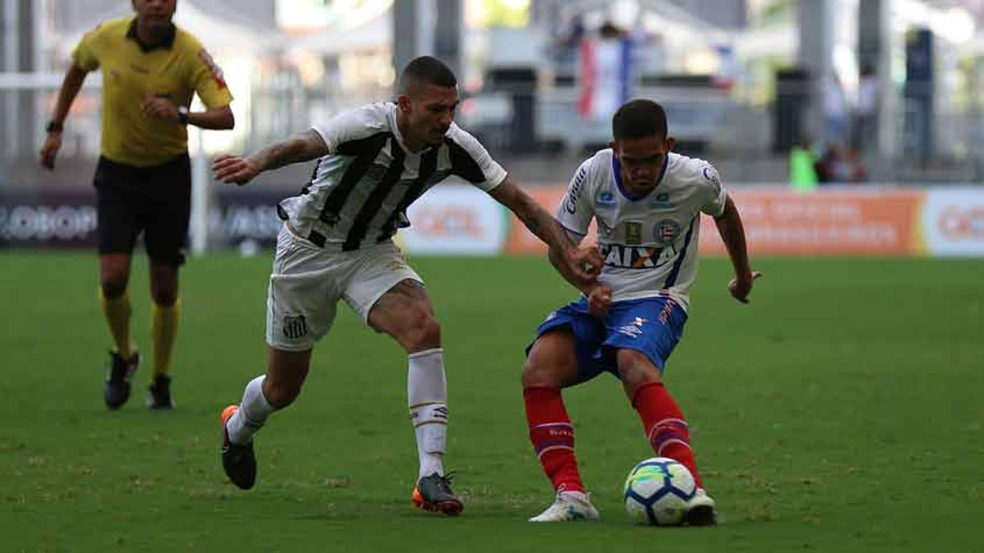 O Santos não teve a criatividade ofensiva para balançar as redes na Bahia e a defesa, que se segurava principalmente com mais uma boa atuação do goleiro Vanderlei, cedeu no minuto final. Vitória por 1 a 0 do Bahia, na Fonte Nova, e primeira derrota do Peixe no Campeonato Brasileiro. Veja as notas do LANCE! para o Santos (por William Correia)