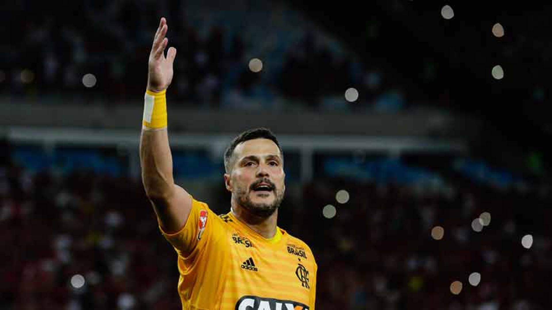 A noite reservou diversas emoções para Julio Cesar. Aos 38 anos, o ídolo do Flamengo se despediu do futebol na vitória por 2 a 0 sobre o América-MG, neste sábado, no Maracanã. Em campo, o goleiro mostrou o que sempre foi recorrente na sua carreira: grandes defesas e liderança. Ele encerra o ciclo em grande estilo. Confira, a seguir, as imagens do adeus.