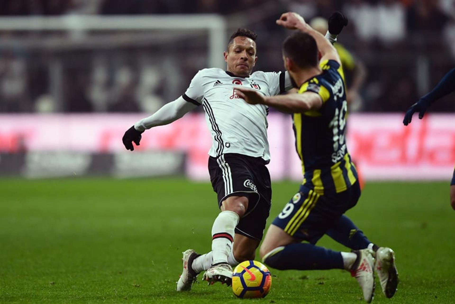 Adriano (Besiktas) - Adriano encontrou um novo fôlego na carreira. Com a camisa do Besiktas, o ex-lateral do Barcelona vem fazendo boas atuações. Contra o Yeni Malatyaspor, o lateral, em belo cruzamento, deu a assistência para o gol de Anderson Talisca.