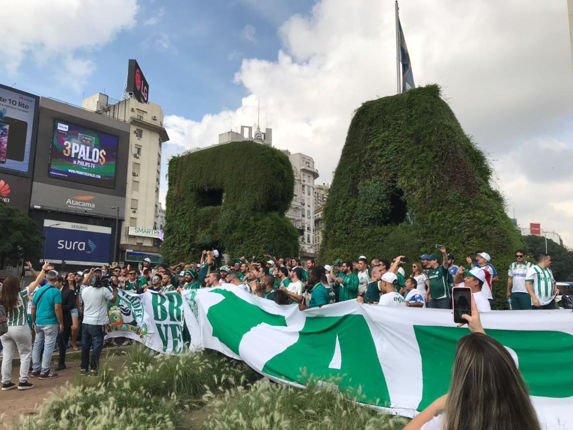 Torcida do Palmeiras faz festa no Obelisco