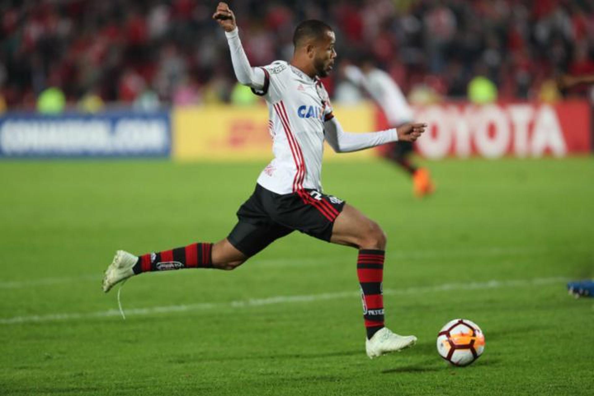 O Flamengo teve o gol da vitória contra o Santa Fe nos pés de Geuvânio. O atacante roubou a bola do zagueiro, entrou na área e bateu na saída do goleiro. No entanto, o árbitro terminou a partida antes de validar. O LANCE! lembra de casos semelhantes...