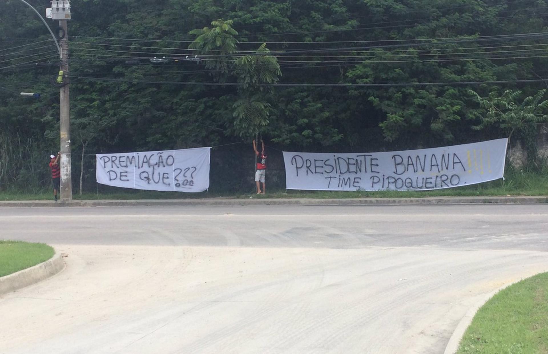 Faixas de protesto Ninho