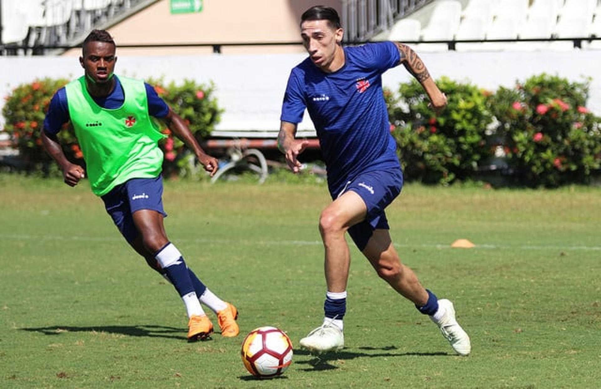 Kelvin durante treino em São Januário