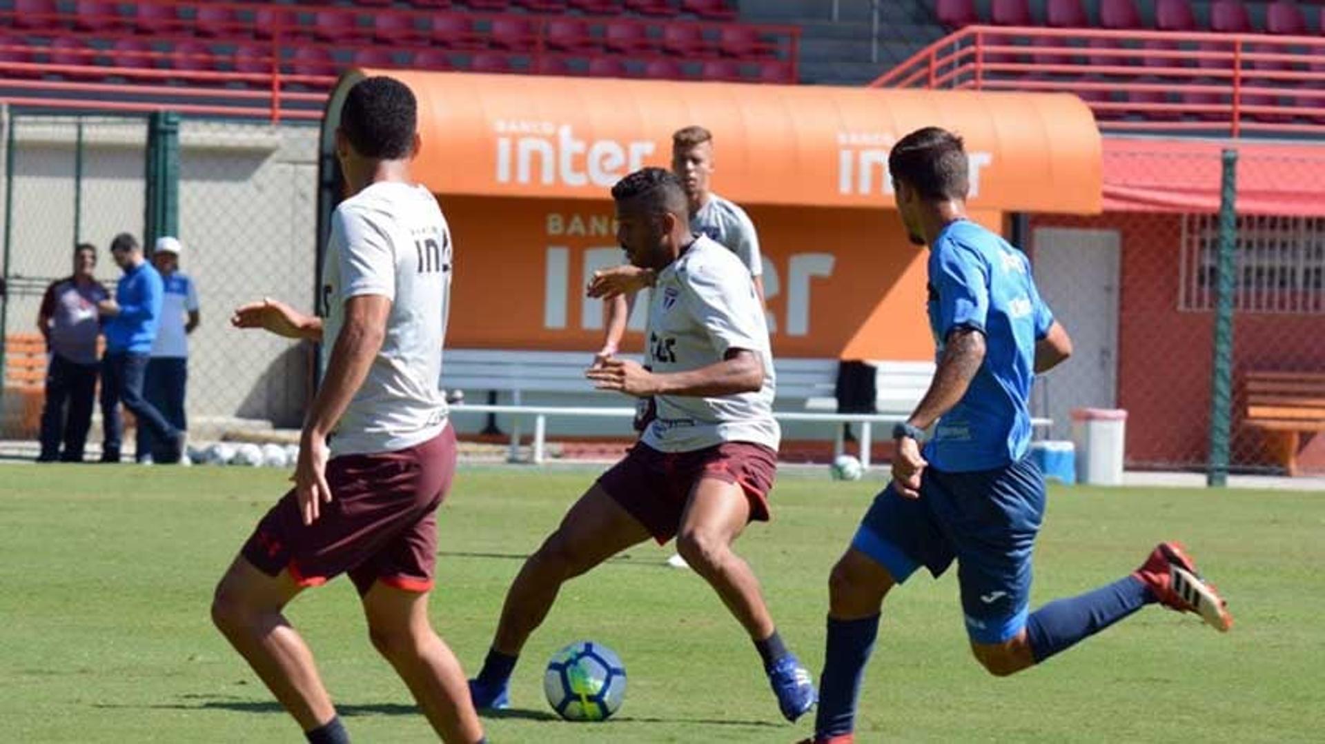 Recuperado de uma contratura na coxa direira, lateral Reinaldo participou do jogo-treino